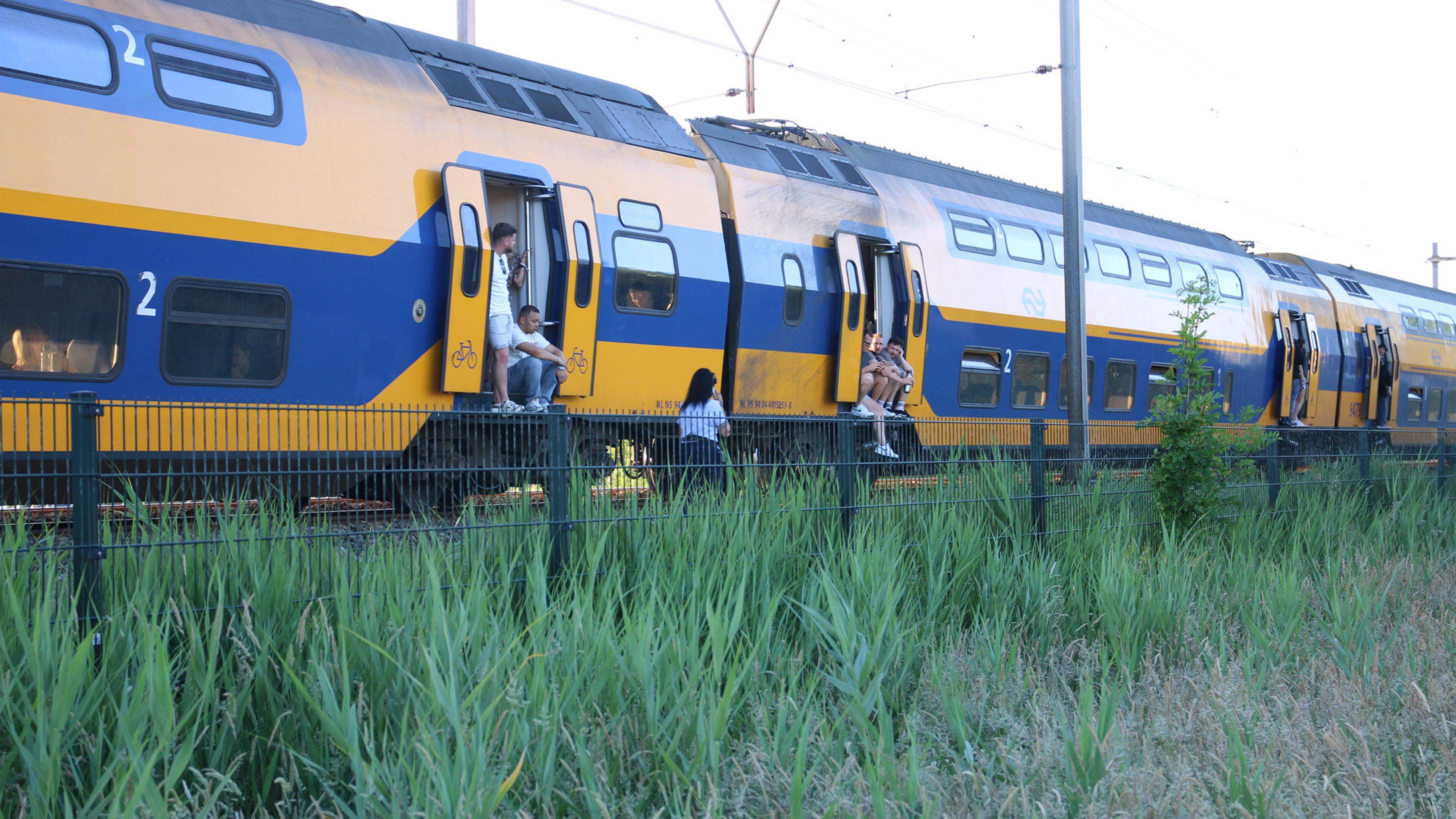 Trein komt tot stilstand bij Limmen na explosie, één gewonde, 650 passagiers geëvacueerd
