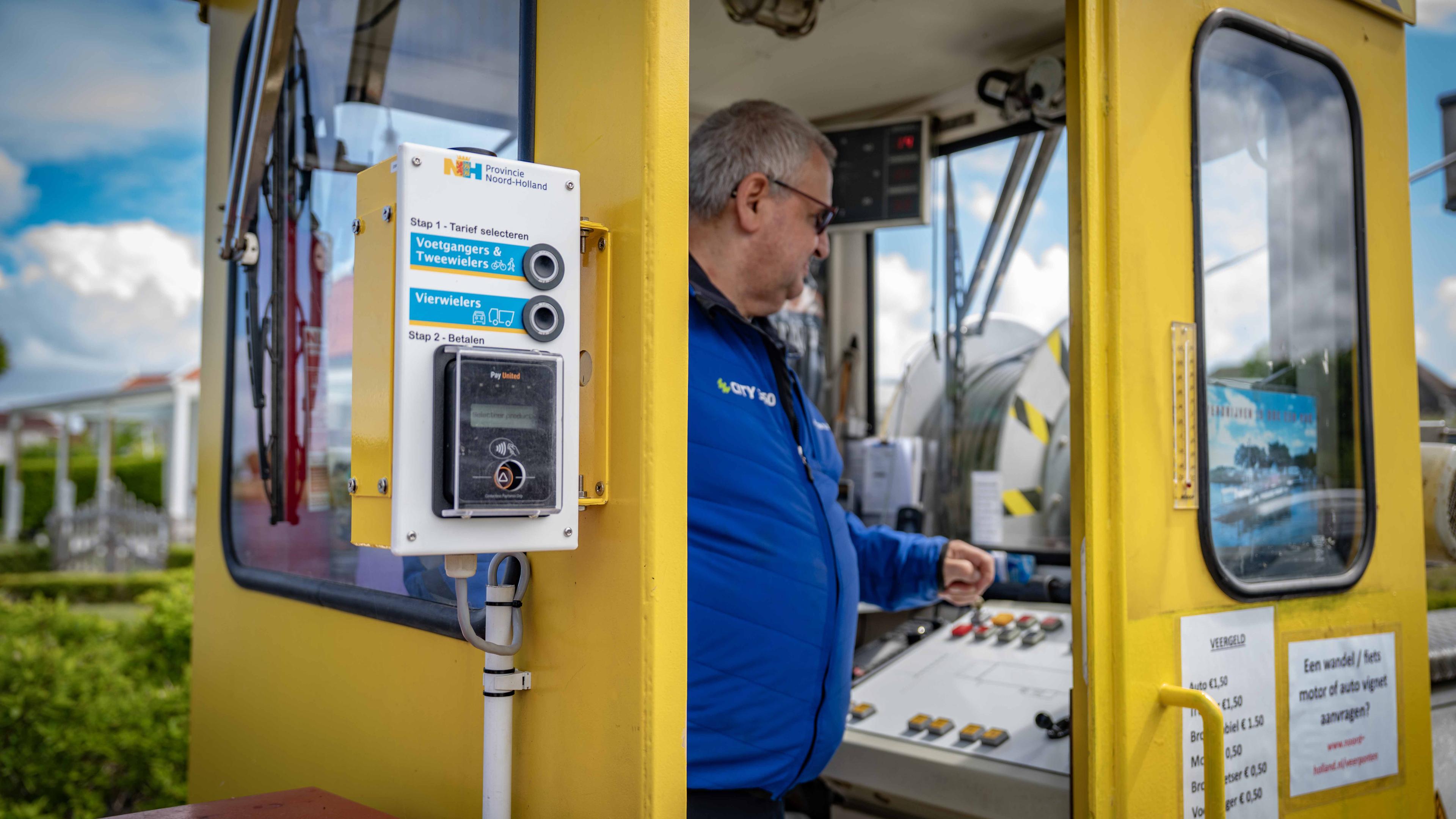 Digitaal betalen op pontje is nog even wennen. ’Muntgeld hoort hier gewoon’