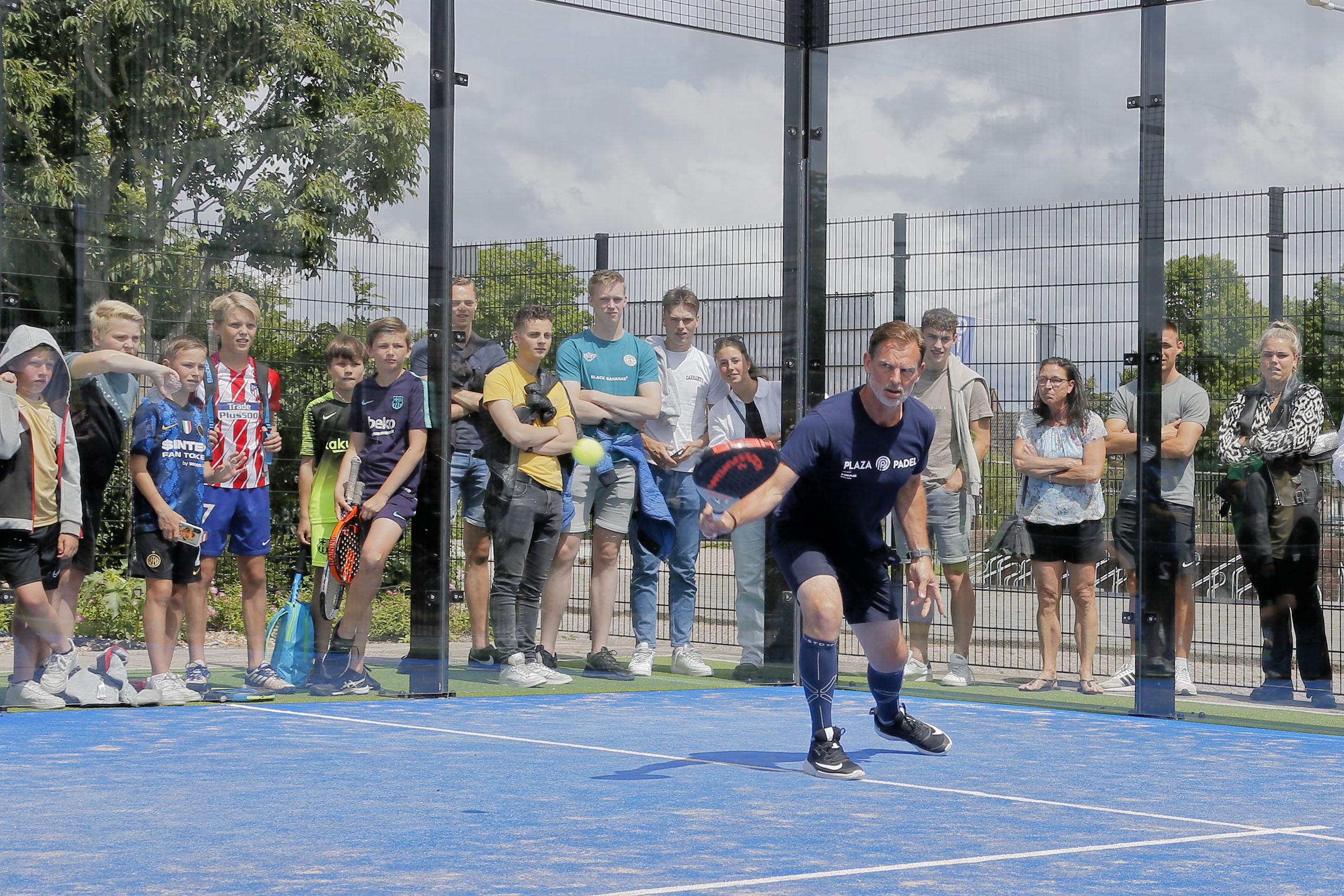 Je hoeft echt niet elke keer hard te slaan.’Ronald de Boer geeft het voorbeeld op padelbanen in Warm