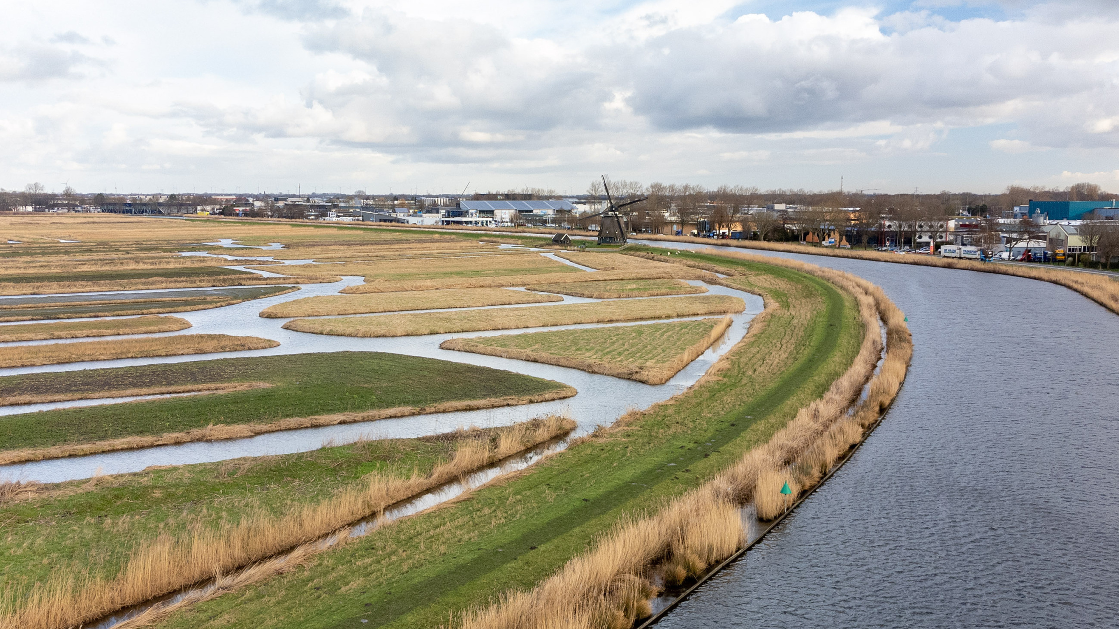 Nieuwe wandelbrug over het kanaal in Broek op Langedijk wordt hoog en duurzaam