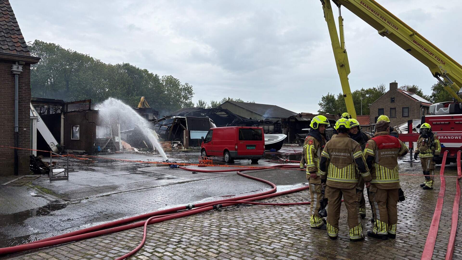 Slootdorp ’Wegrennen’, zei de buurman’. Grote brand legt loods Slootdorp in de as ...