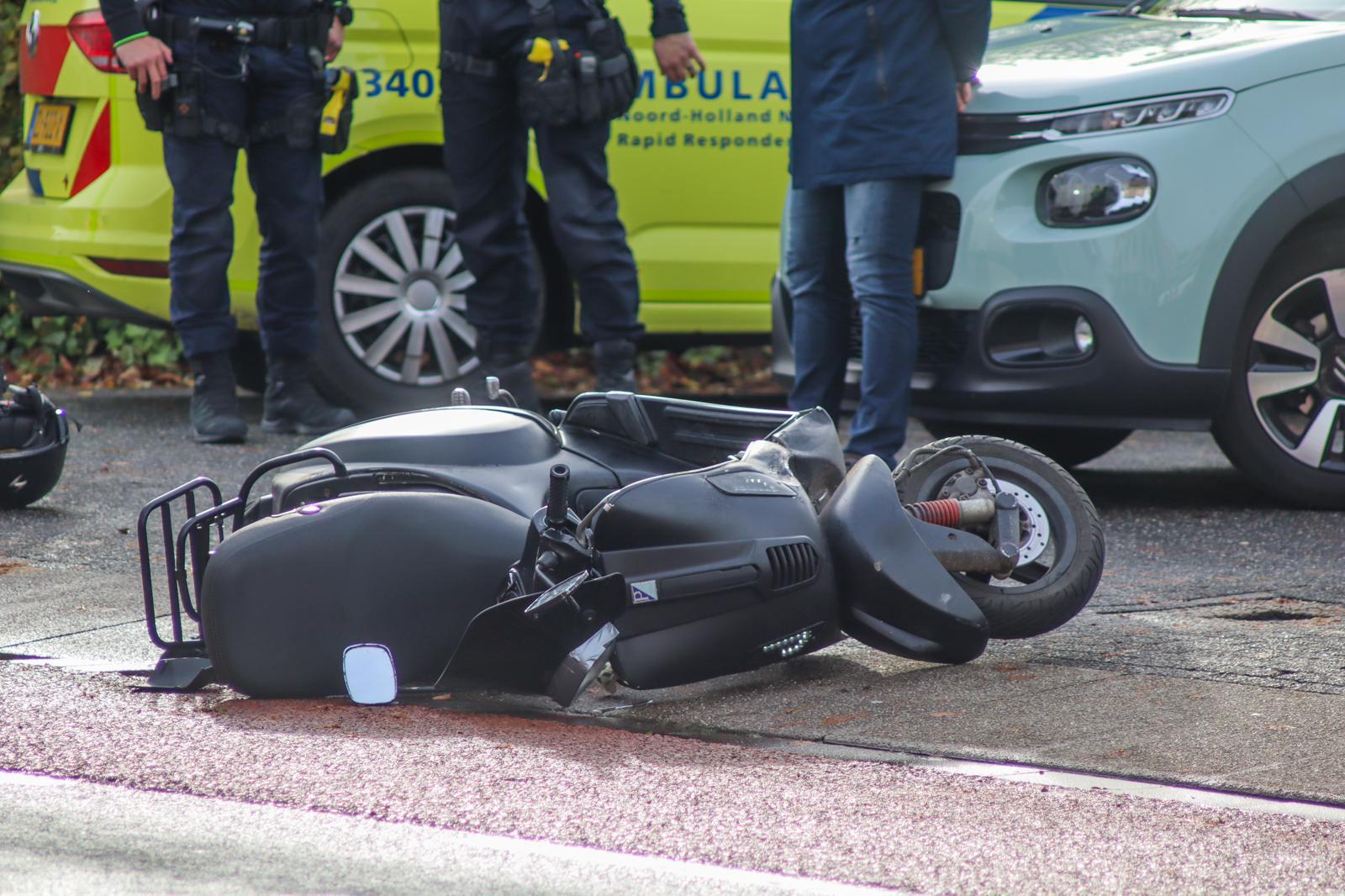 Bedrijfsbus knalt op scooter in Hoorn, twee jonge vrouwen gewond, bestuurder meegenomen naar bureau