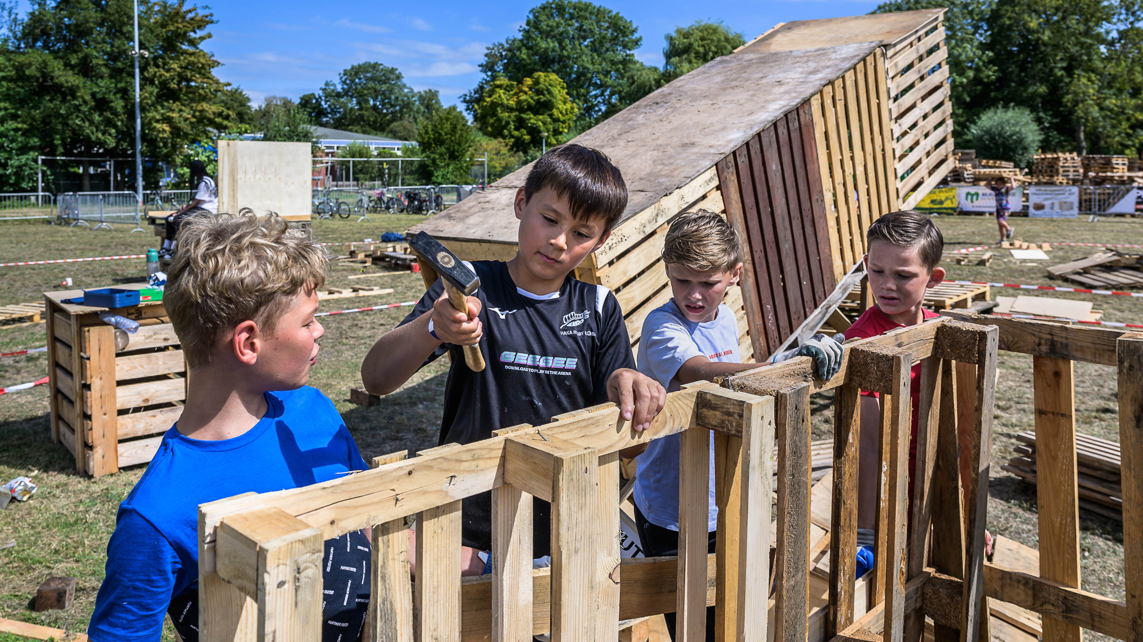IJsbaanterrein vol raketten tijdens Huttendorp Beemster: ’Mijn handen jeuken als ik die spijkers sch