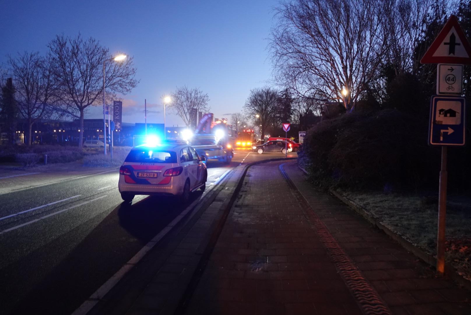 Bestelbus rijdt tegen vrachtwagen in Opmeer