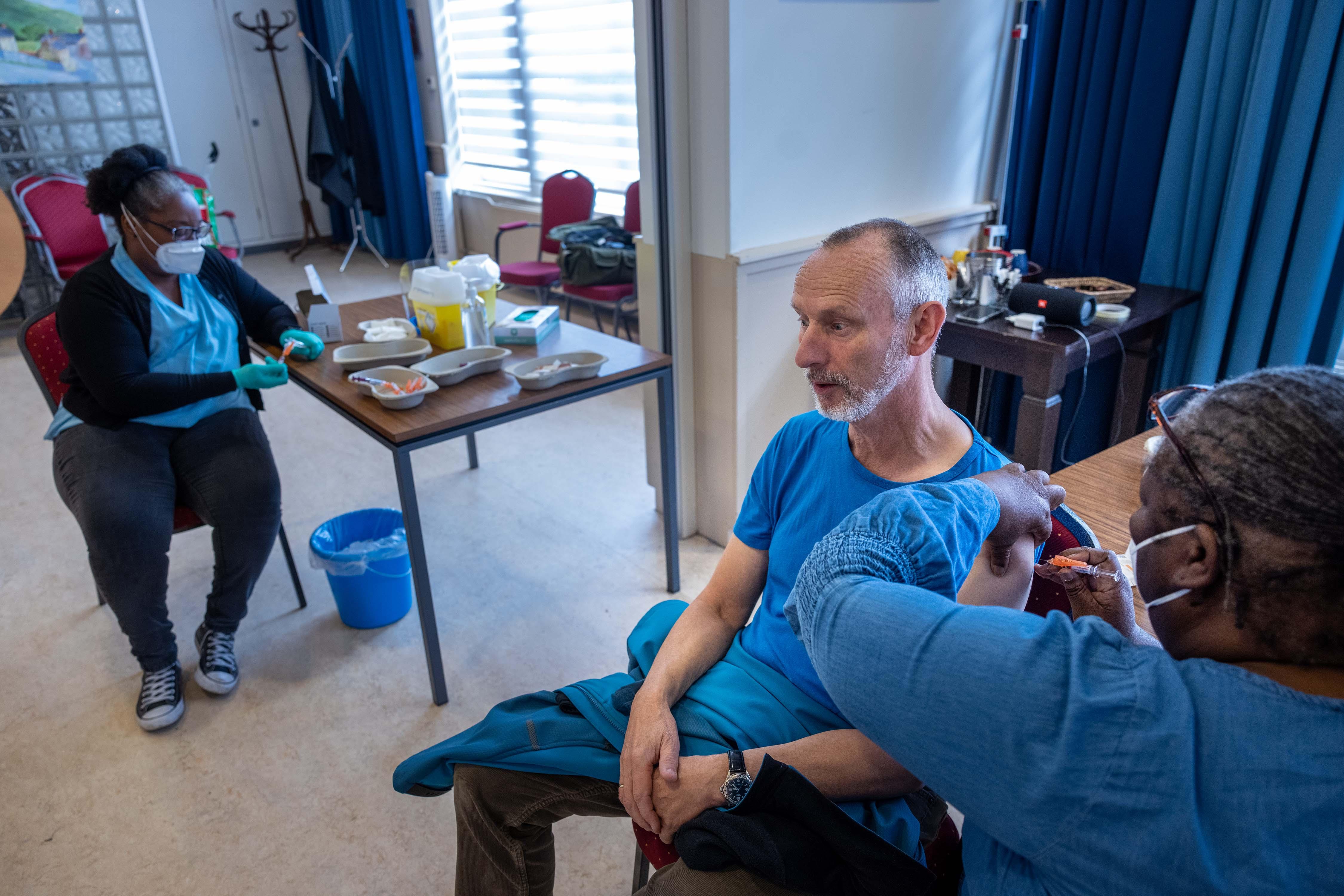 Zussen helpen nieuwe huisarts in Ilpendam tijdens de griepprikdrukte: ’We komen uit een zorgfamilie’
