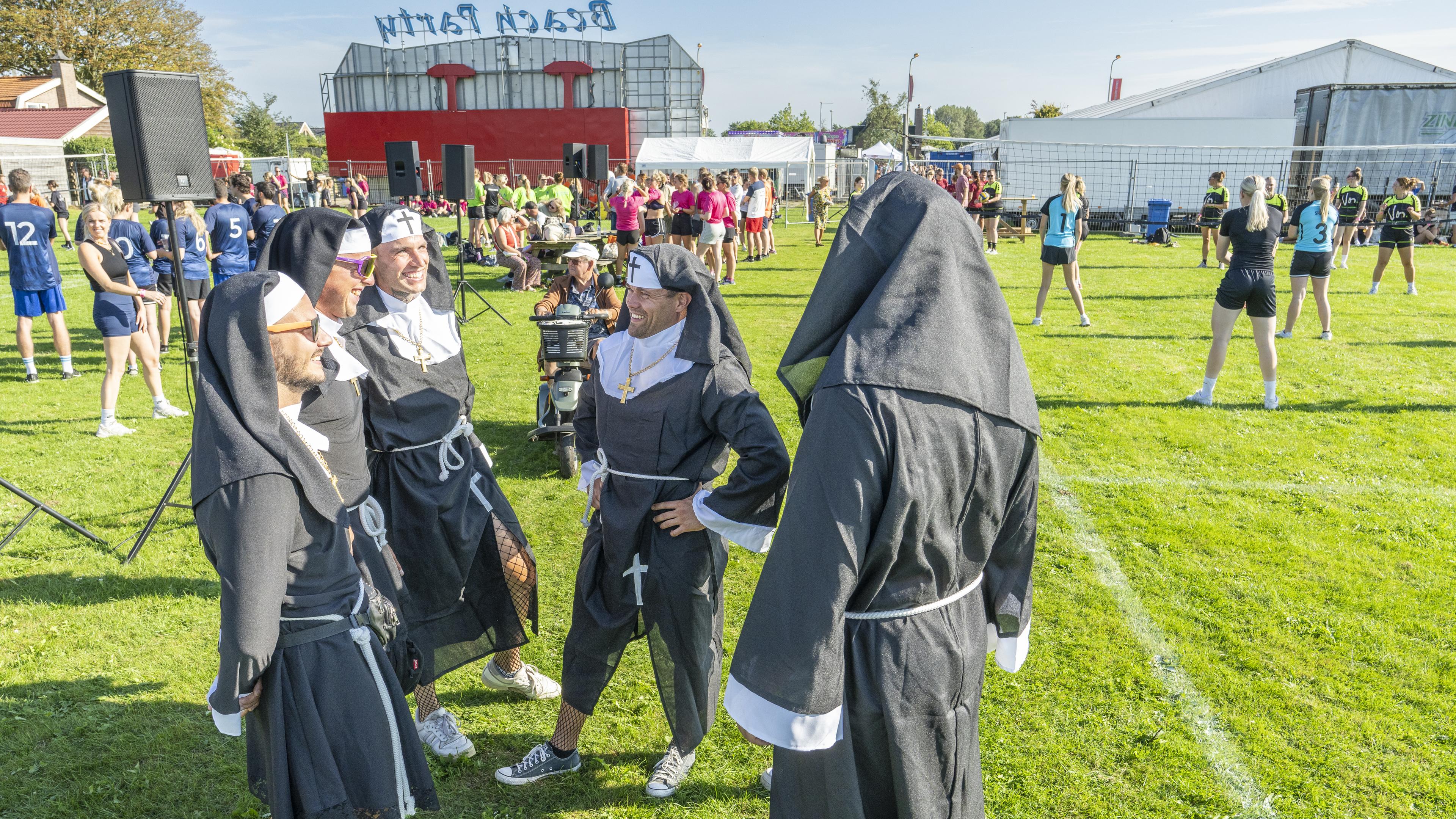 Nonnen spelen volleybal op kermis Zijdewind