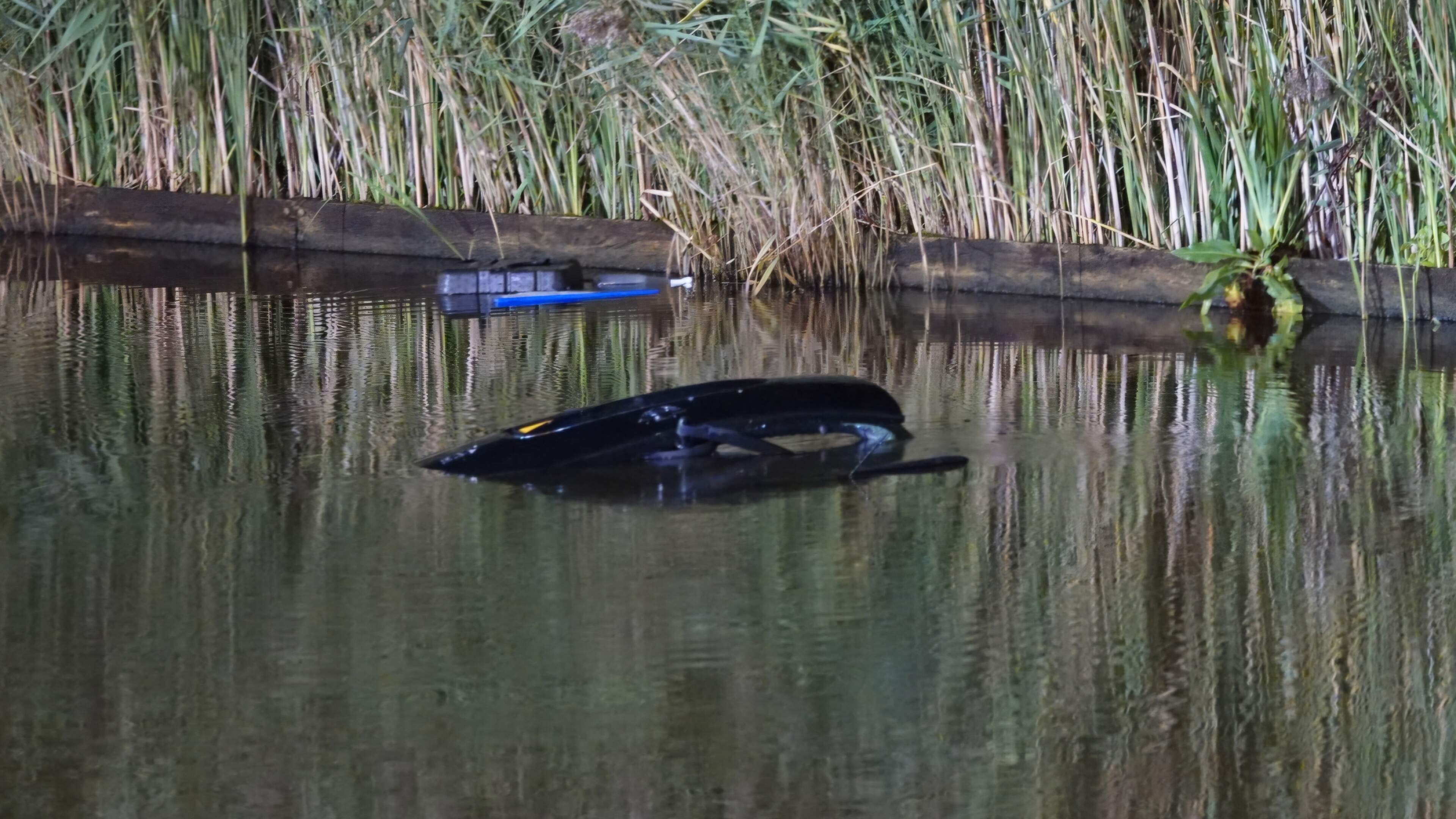 Auto te water op N247 bij Monnickendam, inzittenden en hond gered door omstanders