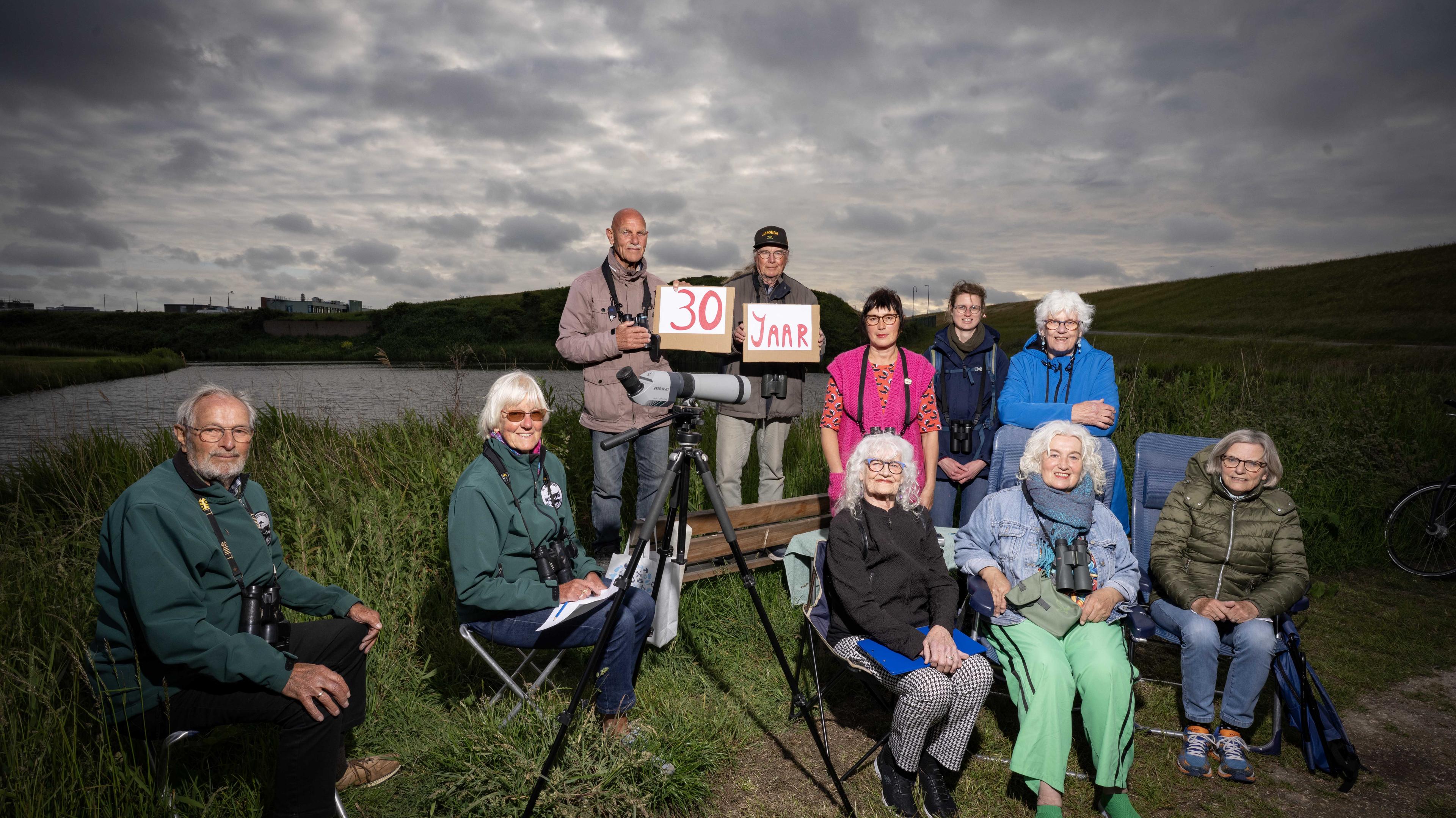 Met stroopwafels en thermoskannen gezellig vogels spotten. Oeverzwaluwen al dertig jaar thuis in Den