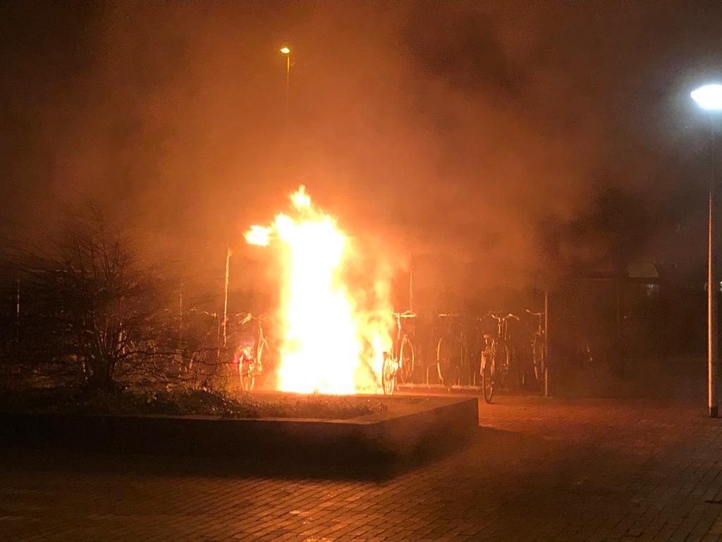 Scooter en twee fietsen in brand bij station Purmerend-Weidevenne