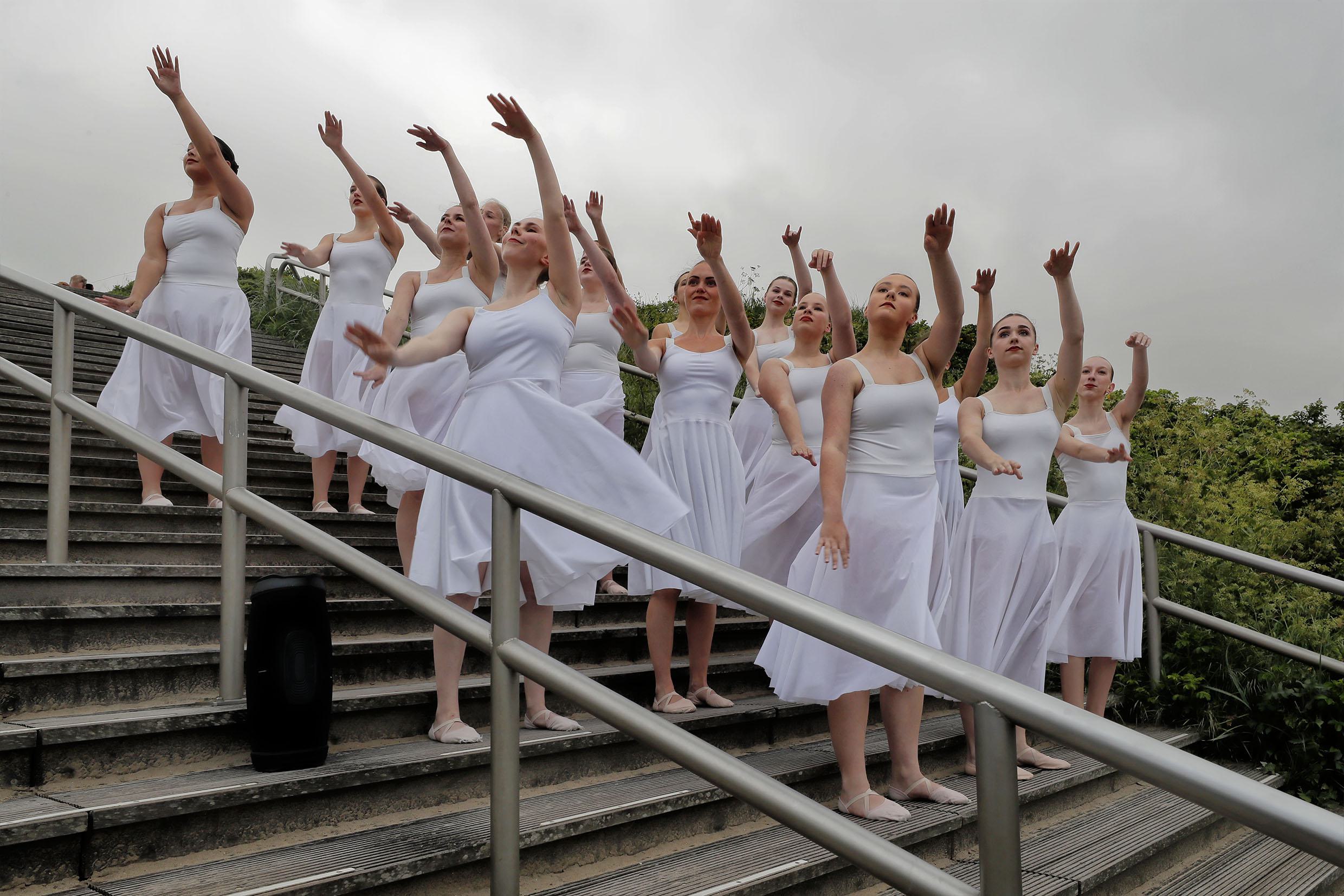 Spektakel in Callantsoog bij start Ku(n)stroute Zijpe. Twee weken lang kunst op de stranden