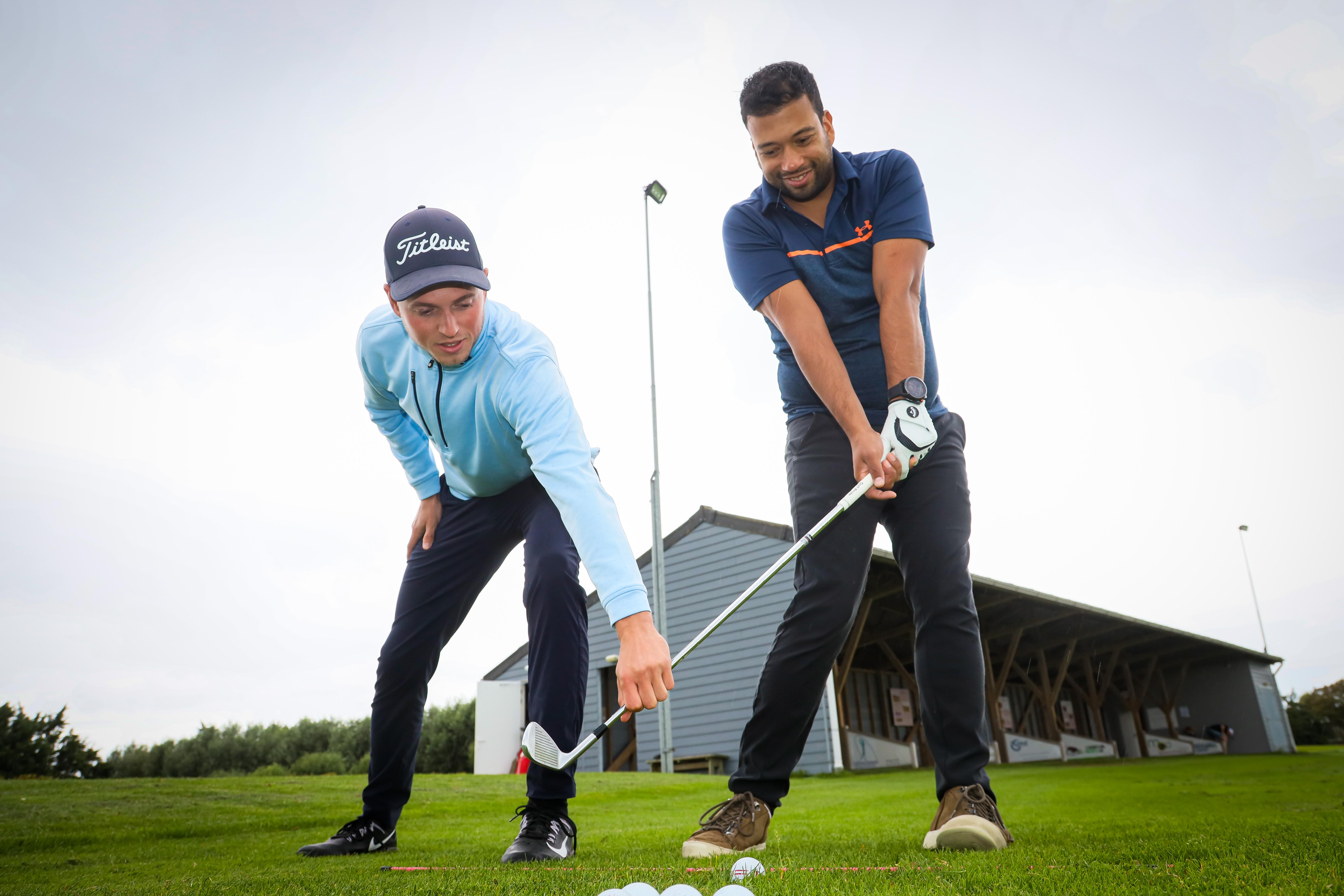 Twintiger begint eigen golfschool bij golfbaan Spierdijk: ’Elke slag kan beter, ook als-ie goed is’