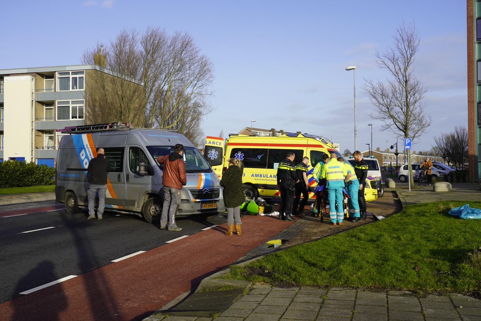 Motorrijder zwaargewond bij botsing met bedrijfsbus in Den Helder