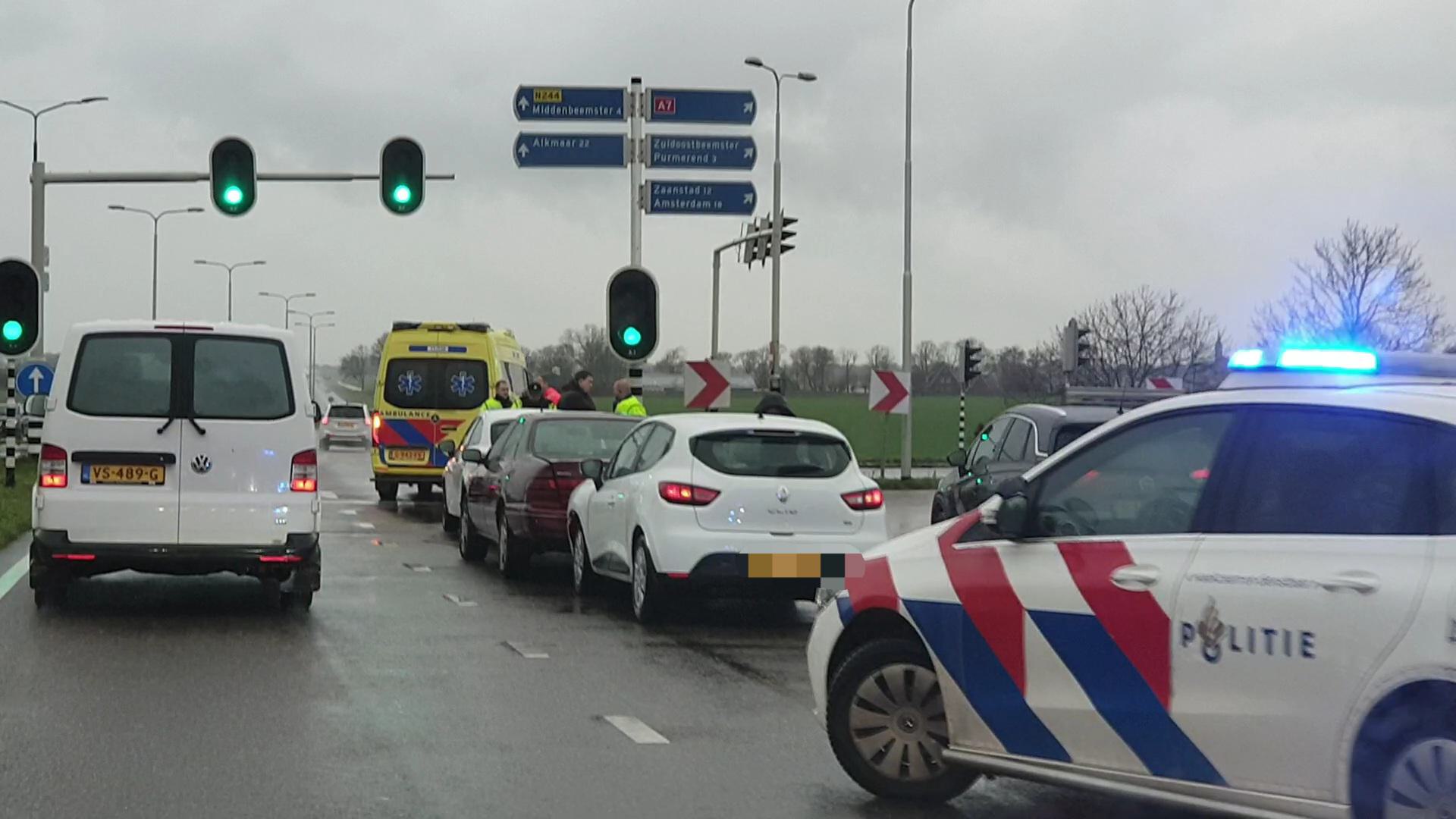 Gewonde en schade bij kop-staartbotsing op N244 in Zuidoostbeemster