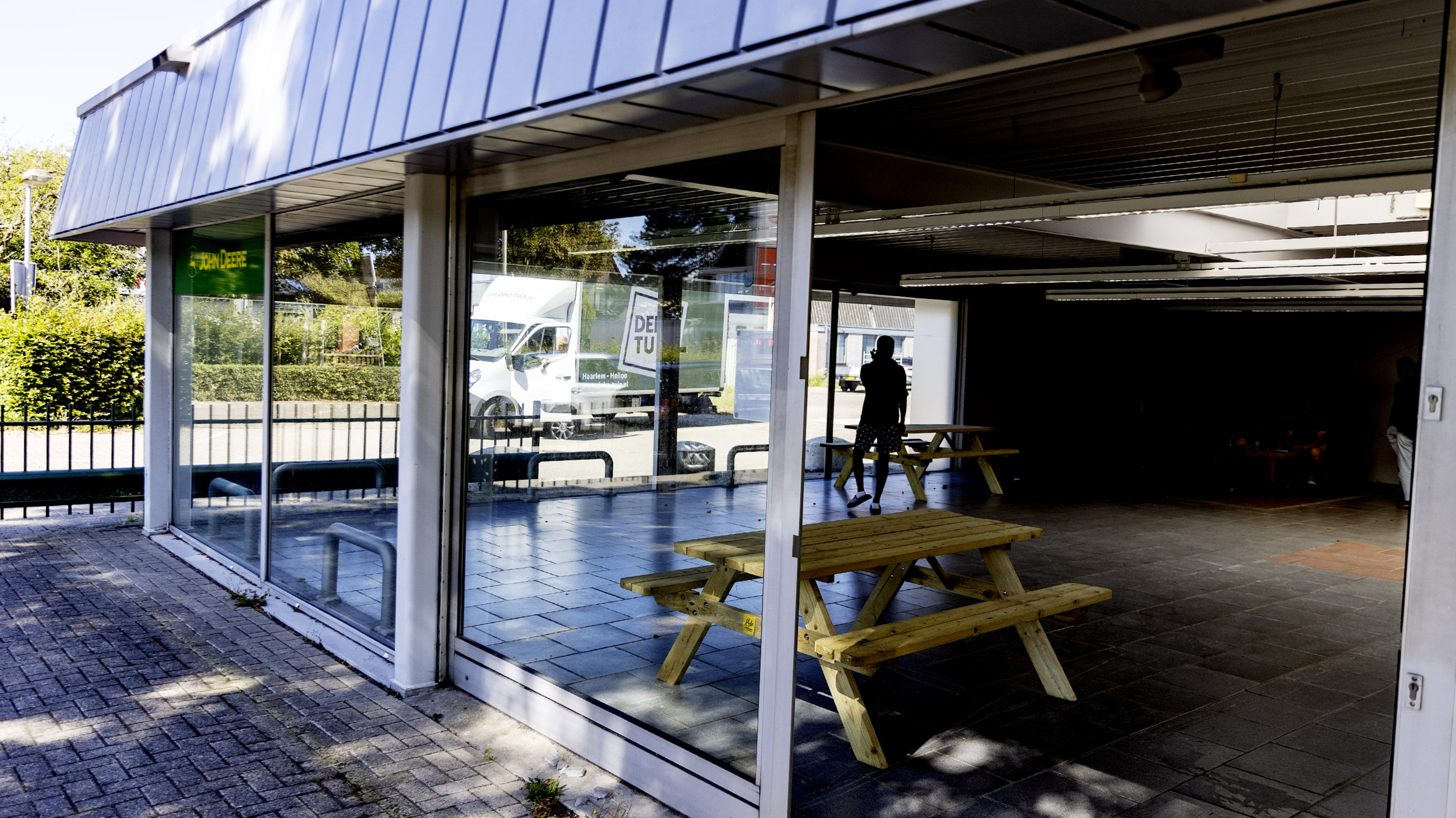 Hoge ambtenaren ministeries bezoeken statushouderswoningen Bakkum