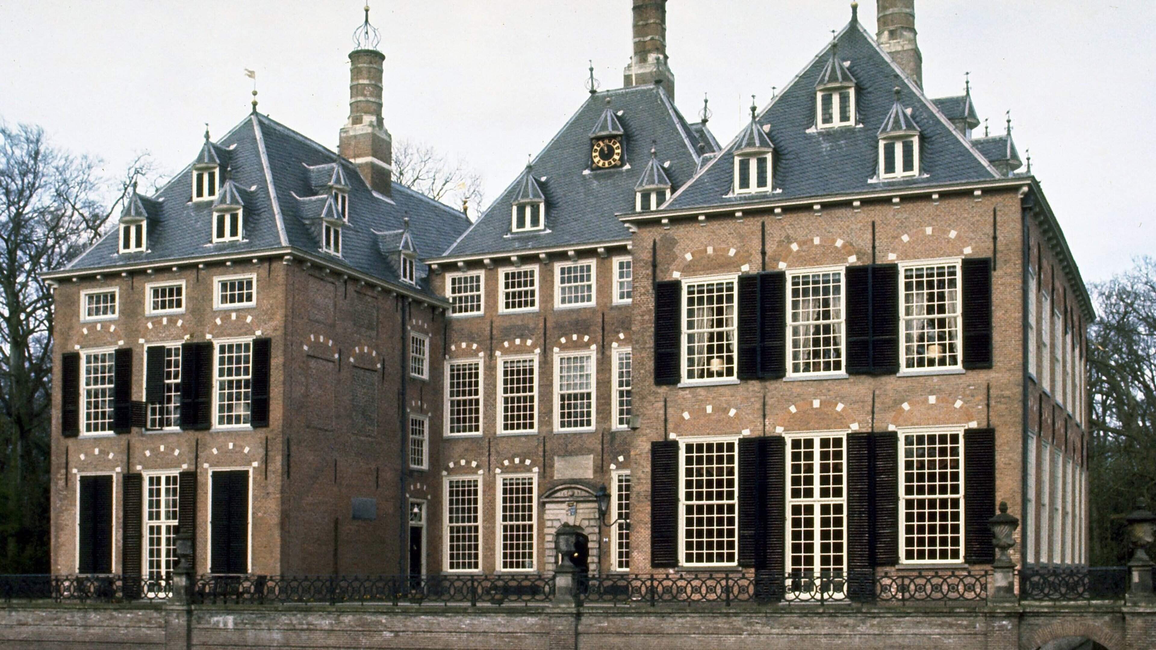Voting at unique locations: Duivenvoorde Castle in Voorschoten, the Frans Hals Museum in Haarlem and at midnight in Castricum