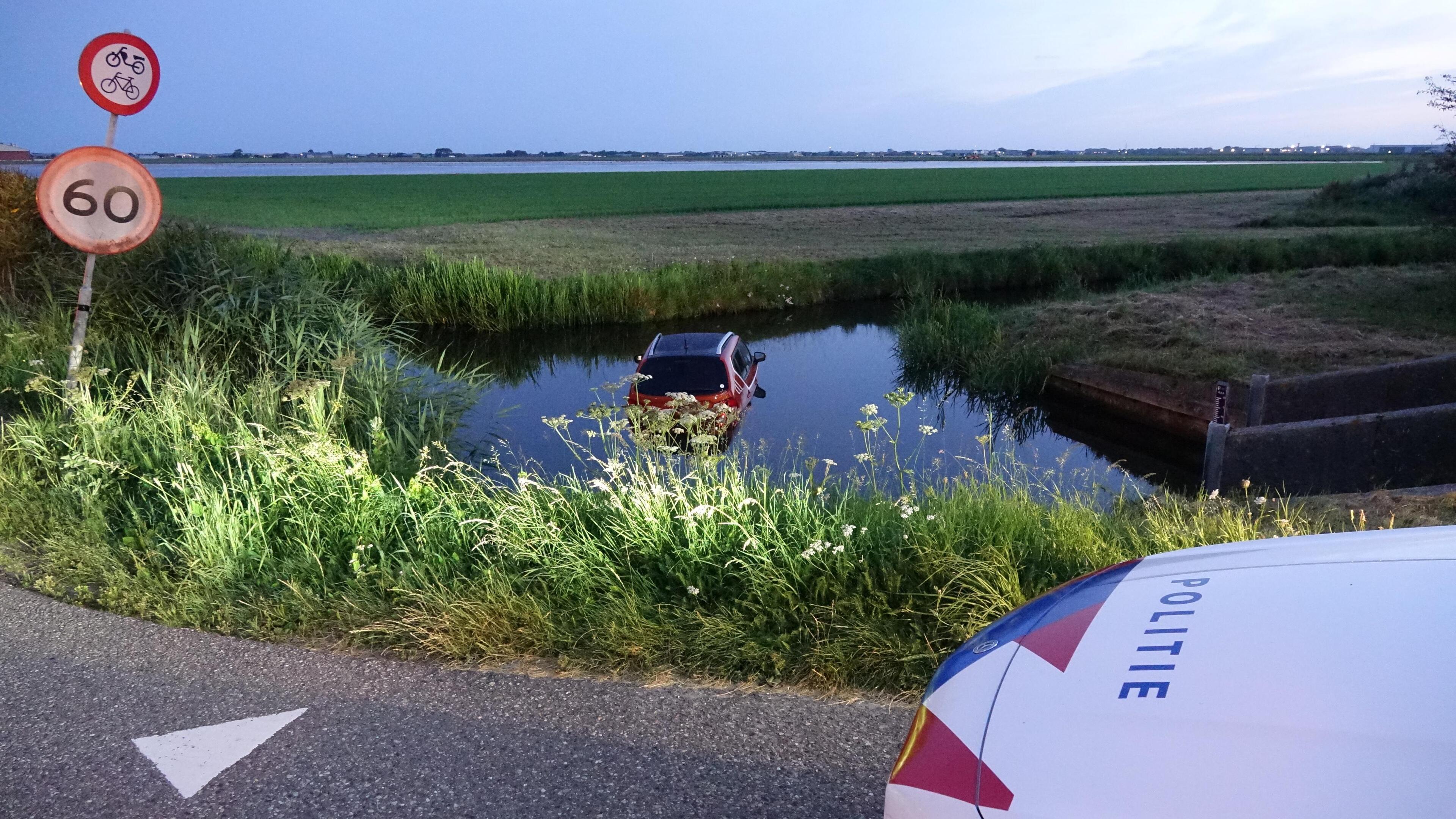 Auto belandt in sloot langs N9 in Julianadorp