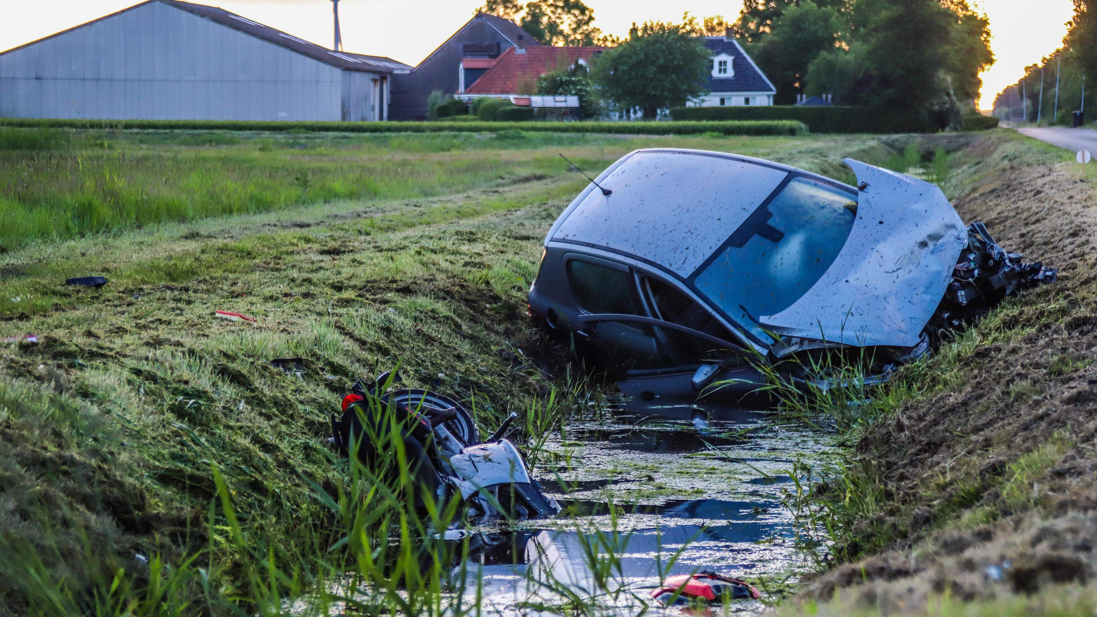 Motor en auto belanden in sloot bij ernstig ongeval met zwaargewonde in Anna Paulowna [update]