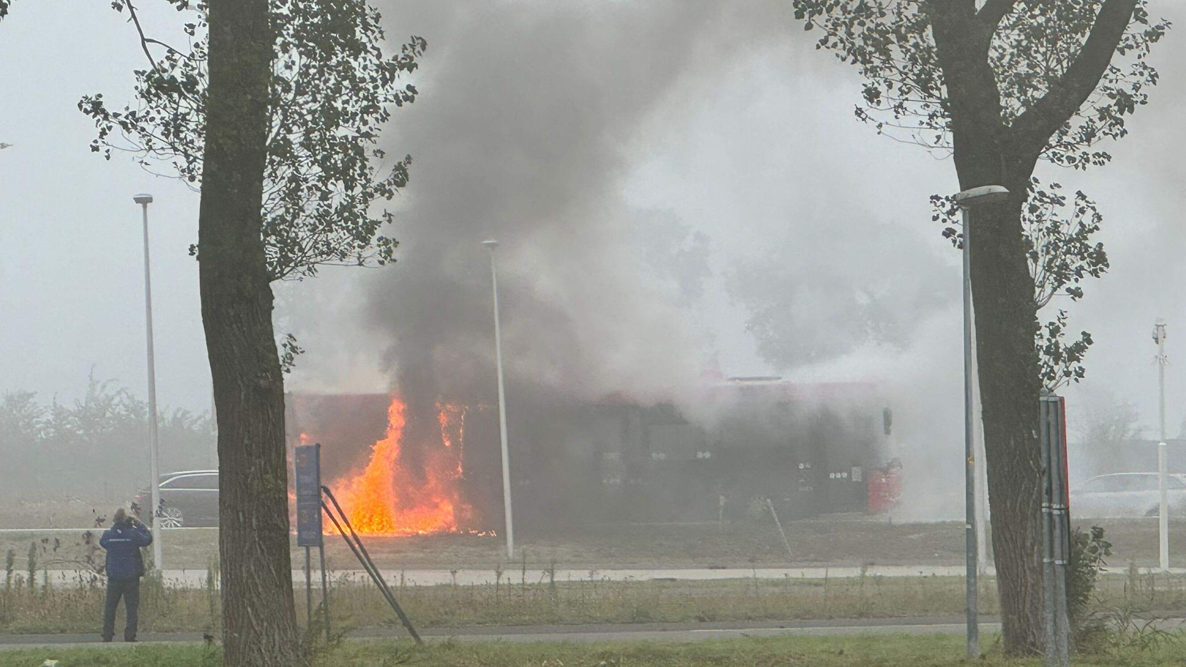 Bus van EBS in lichterlaaie op N247 bij Het Schouw
