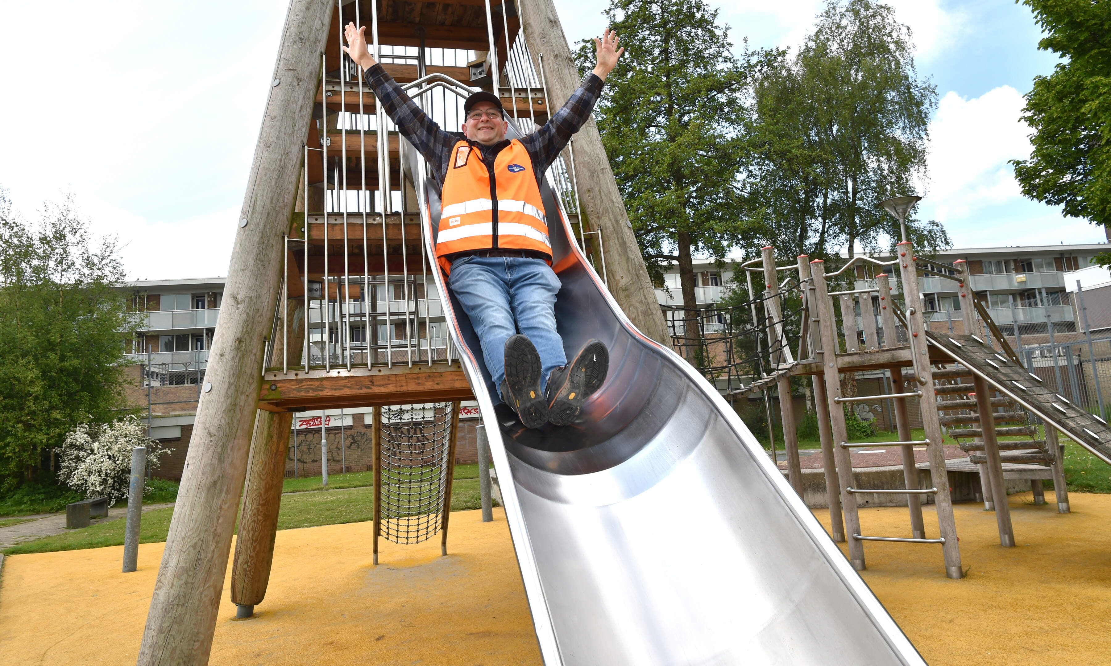 Inspector Rogier checks Heemskerk playgrounds for safety with odd-looking tools: 'You really don't want neck entrapment'