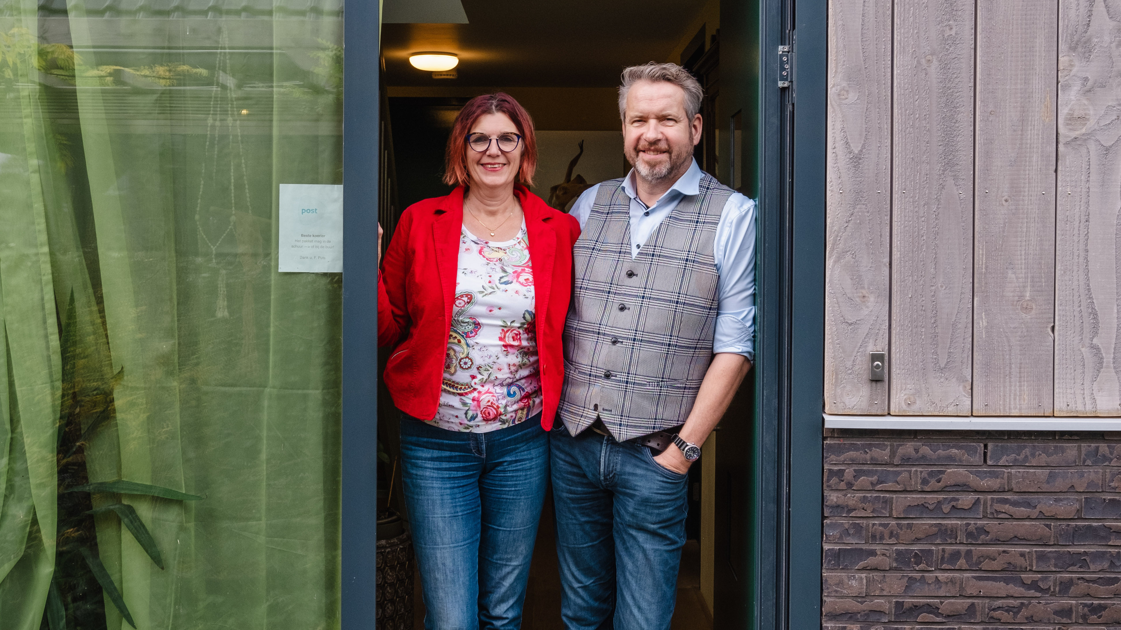 Kijk binnen in dit zelfgebouwde huis in Berkhout: ‘Ik ben een kleurrijk persoon en kan niet in een w