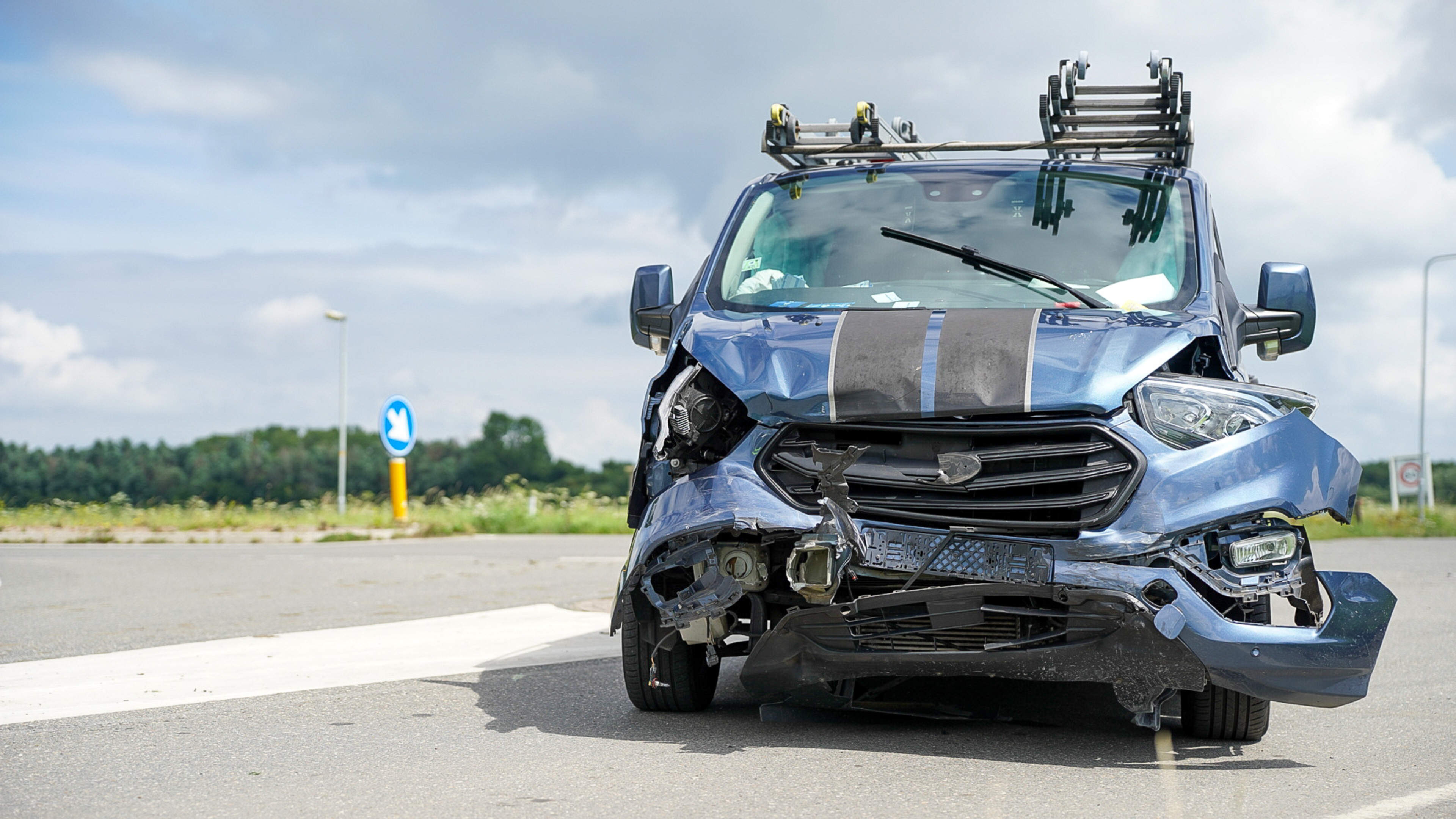 Auto belandt in sloot na botsing met bestelbus in Hoogkarspel, veel schade