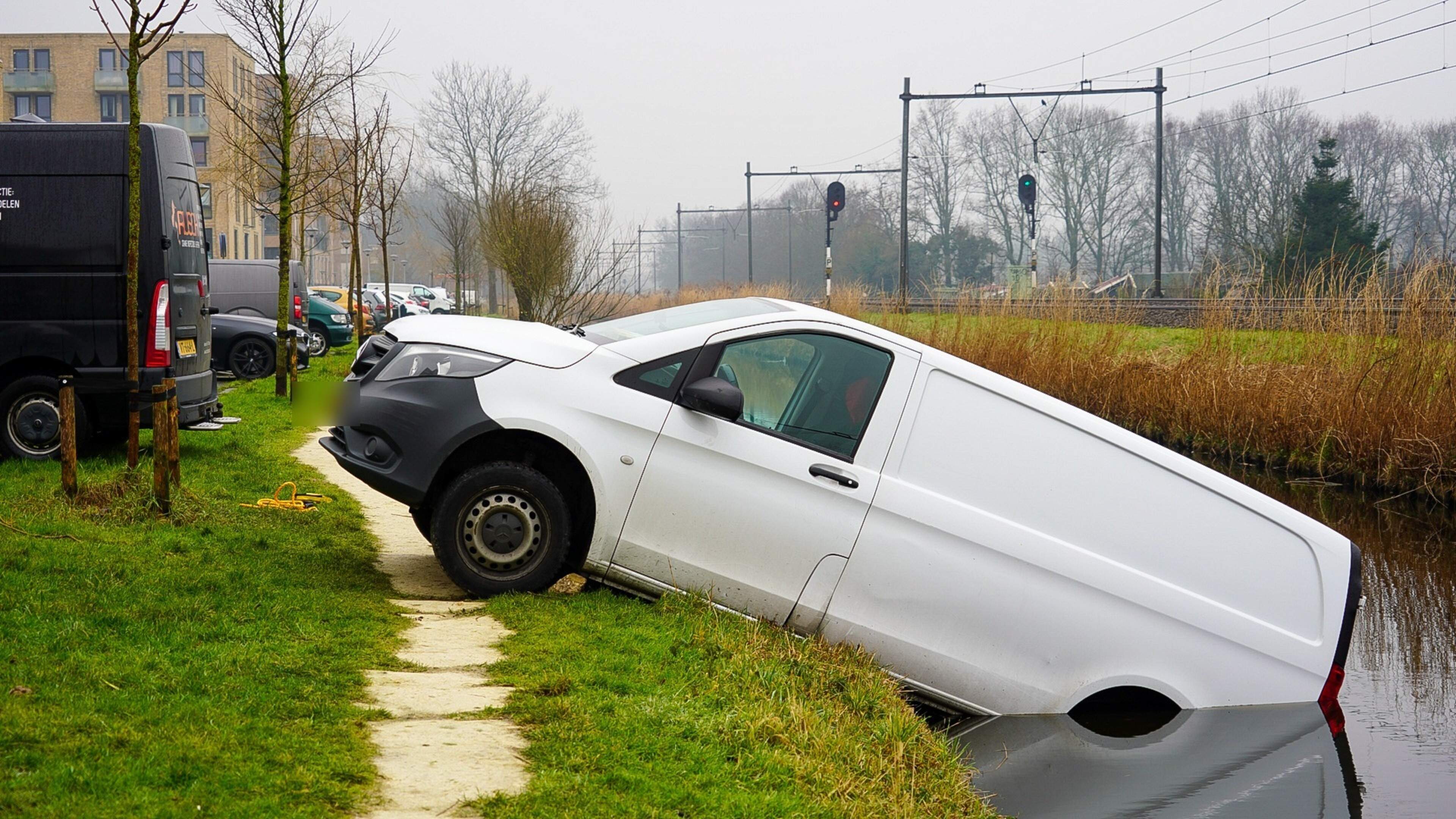Bezorgbusje belandt gedeeltelijk in de sloot in Hoorn