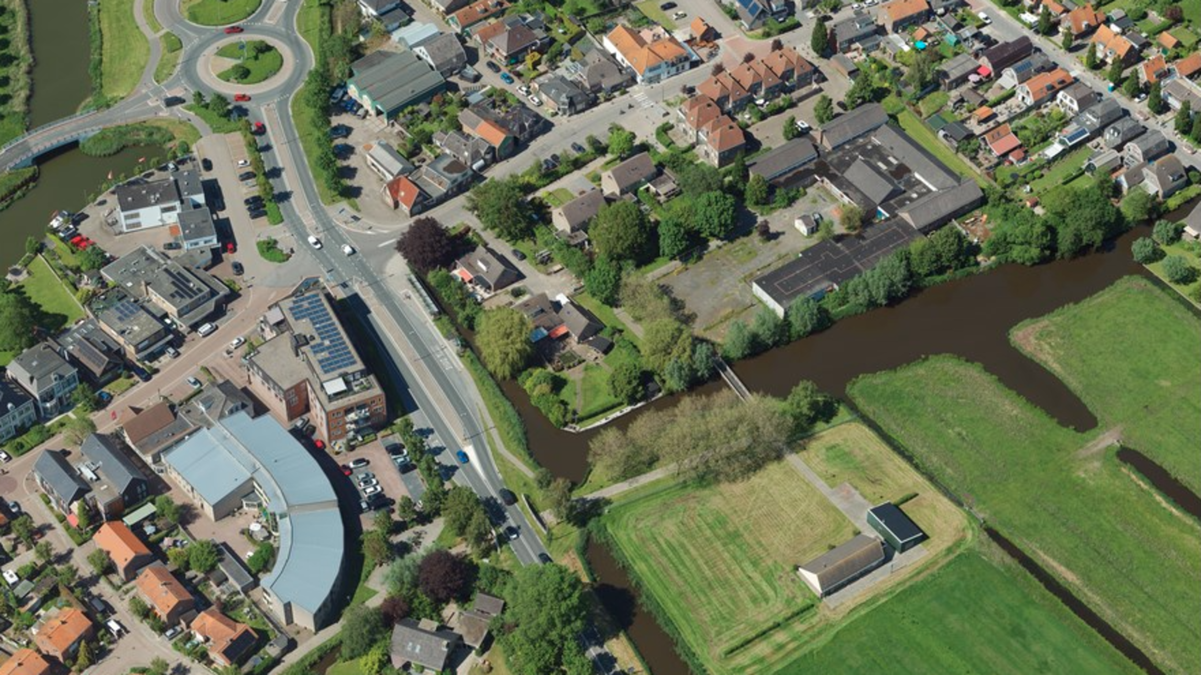 Onderzoek naar noodzaak P+R-terrein in Oosthuizen volgt pas als het voormalige gemeentehuis een nieu