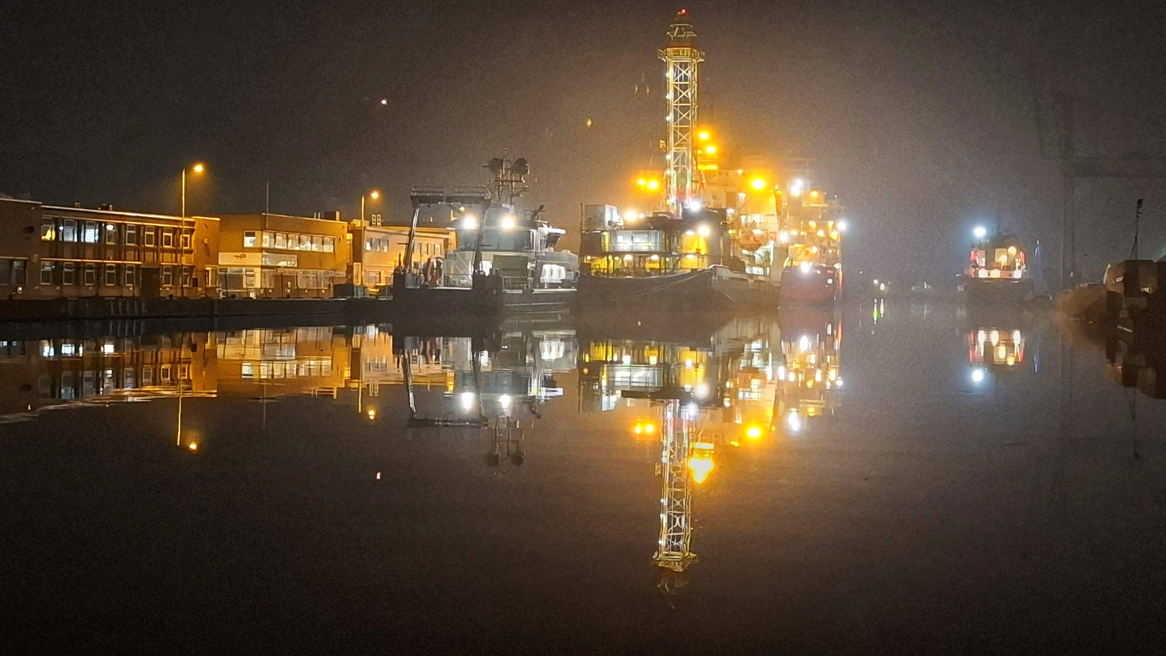 Fog and activity in the port of Beverwijk. Photographer Jos Hendriks came, saw, and captured it