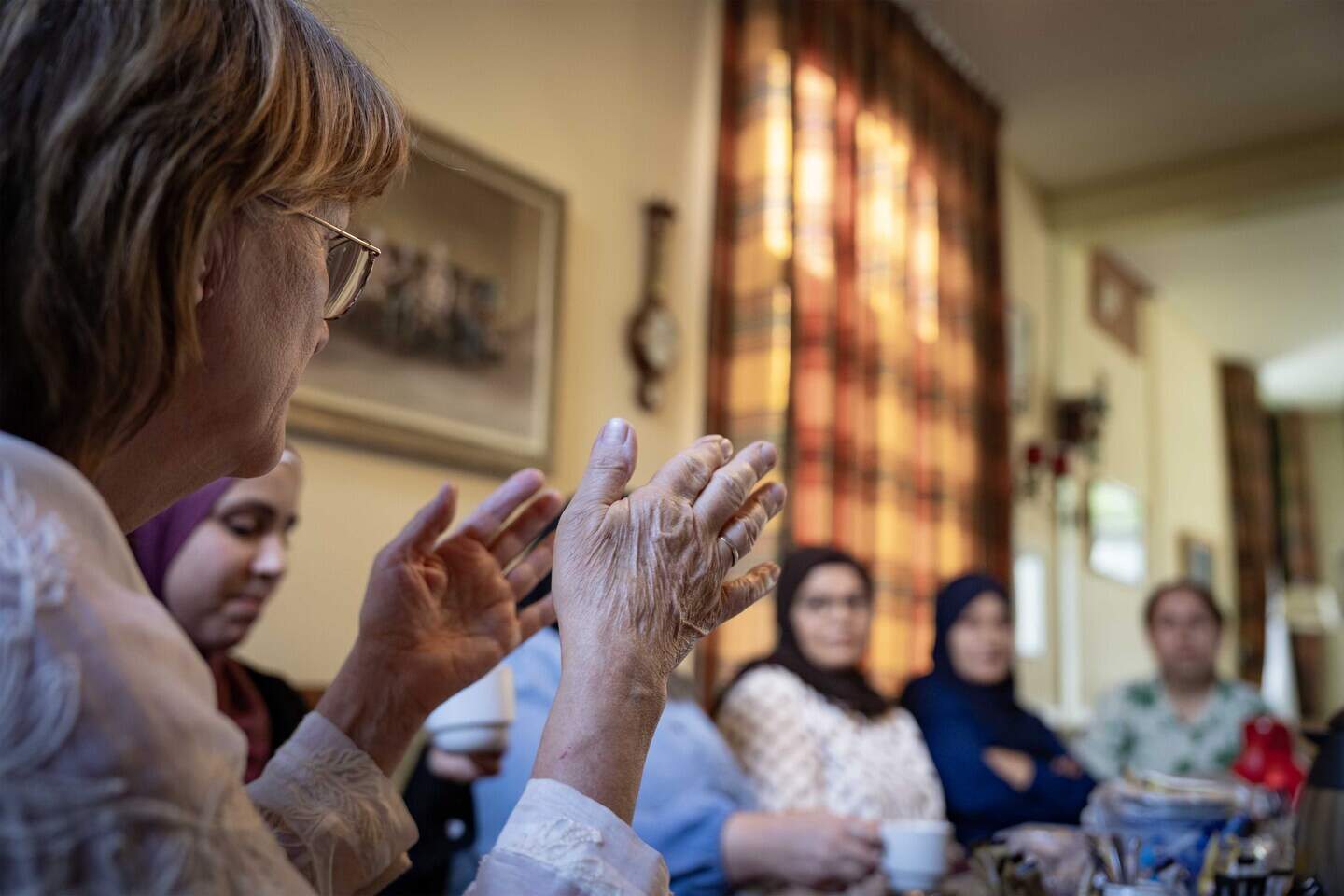 Els stuurt het gesprek steeds weer naar het Nederlands als de vrouwen te veel onderling in het Arabisch beginnen te praten.