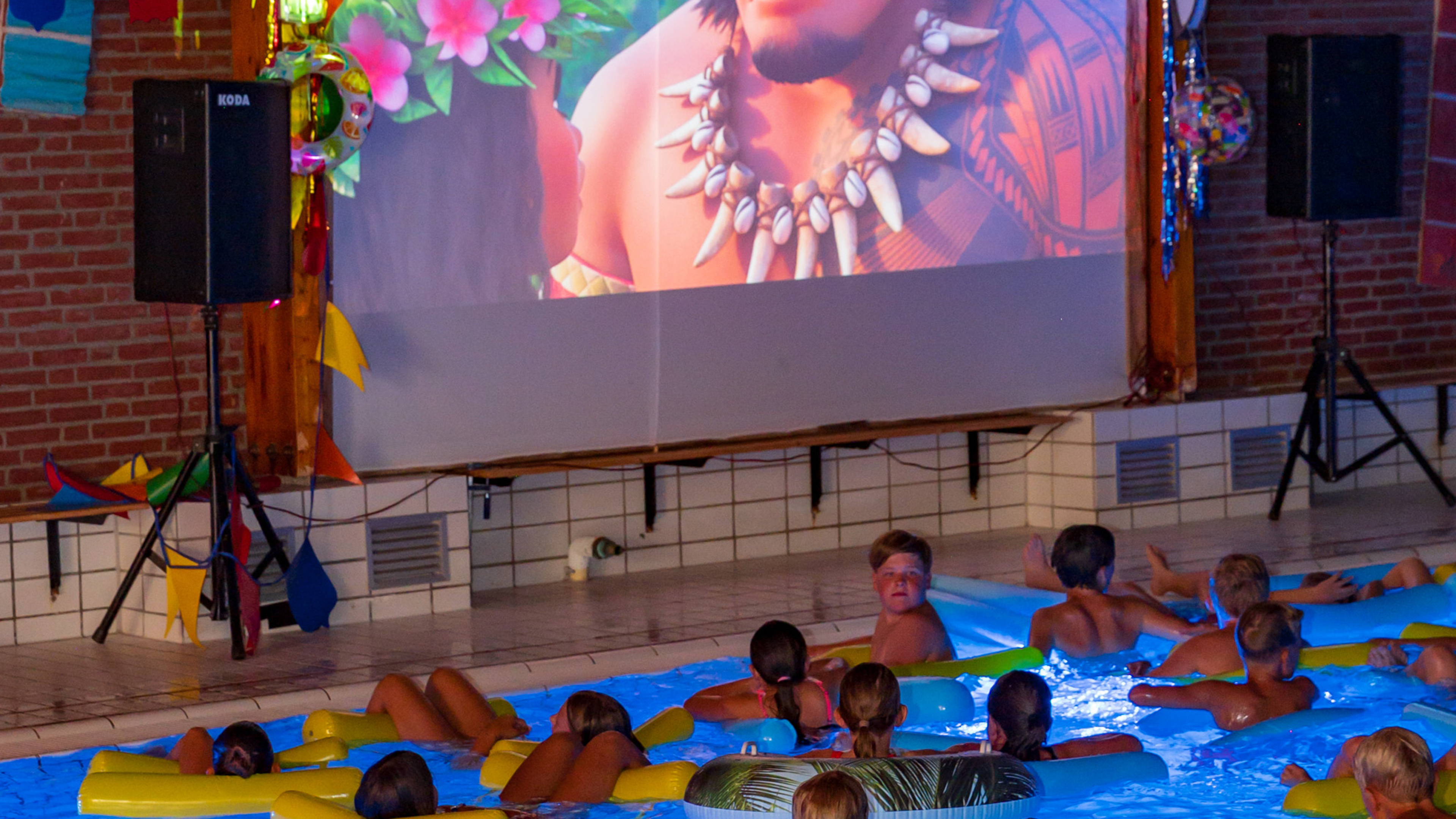 Drijvend genieten van Disneyfilm in Koggenbad in De Goorn