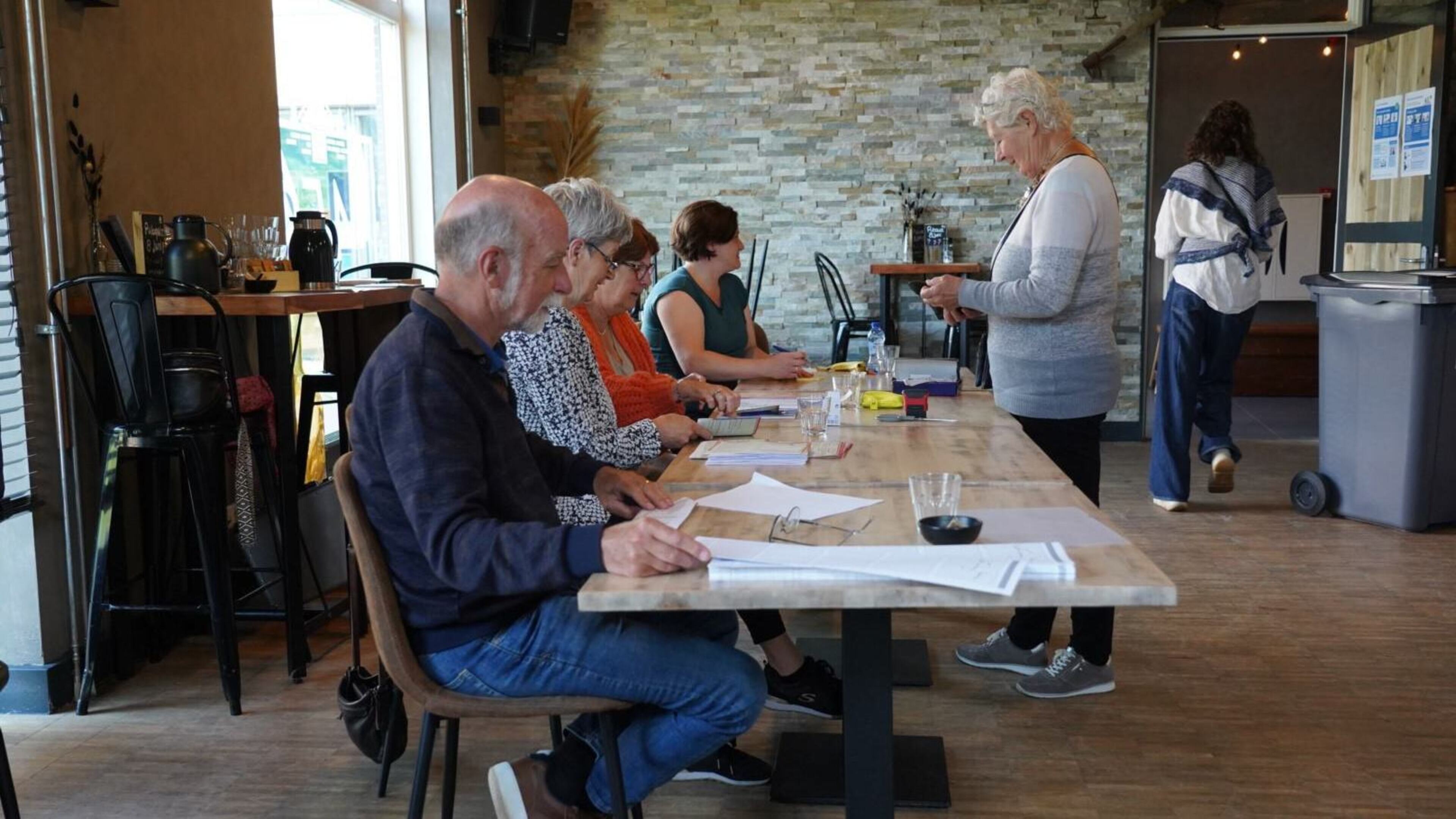 Wikken en wegen bij het stemhokje in Wijdewormer: ’Met alle boeren hier verwacht je toch een bepaald
