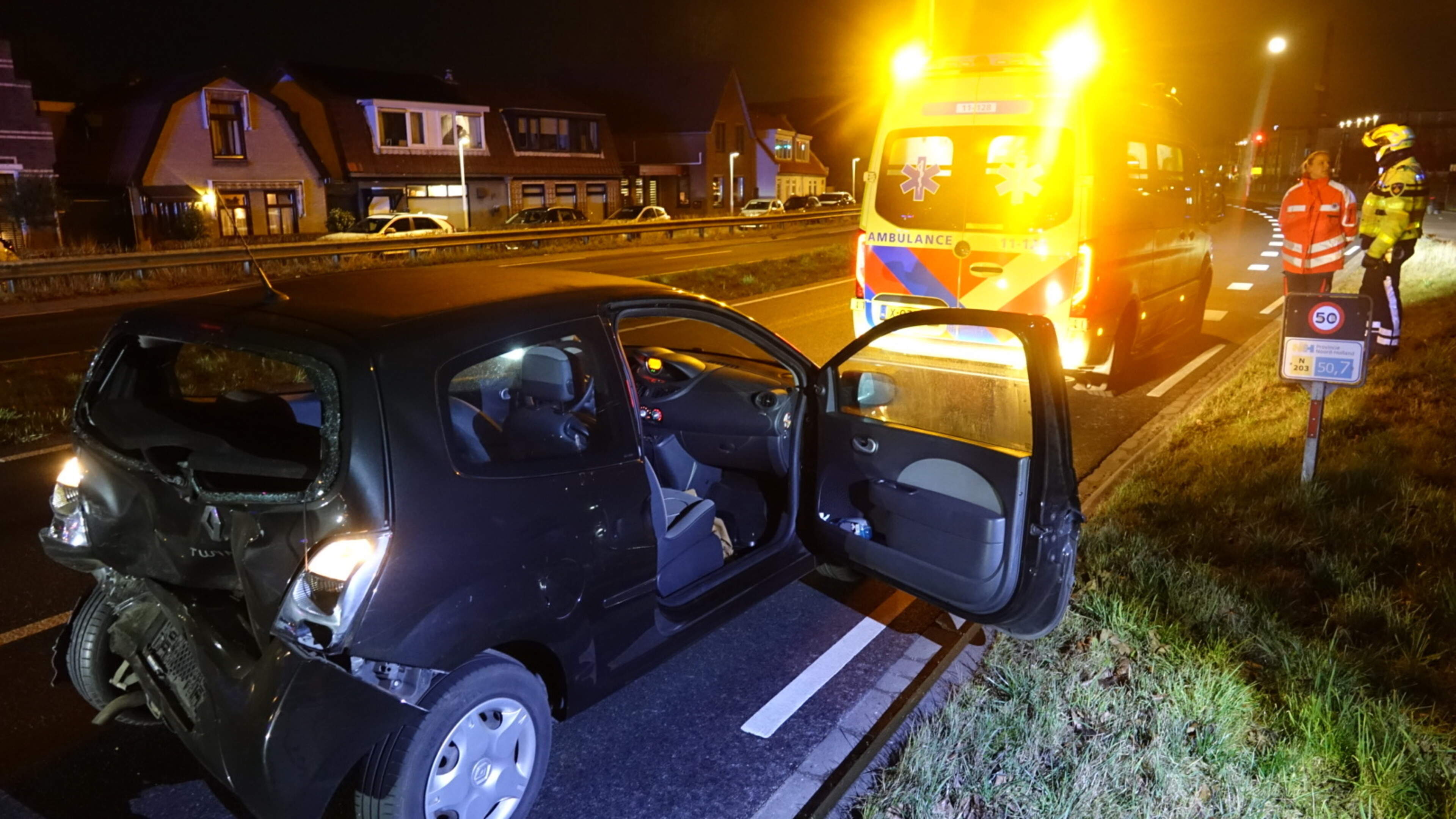 Auto flink beschadigd bij botsing op N203 bij Wormerveer, veroorzaker spoorloos