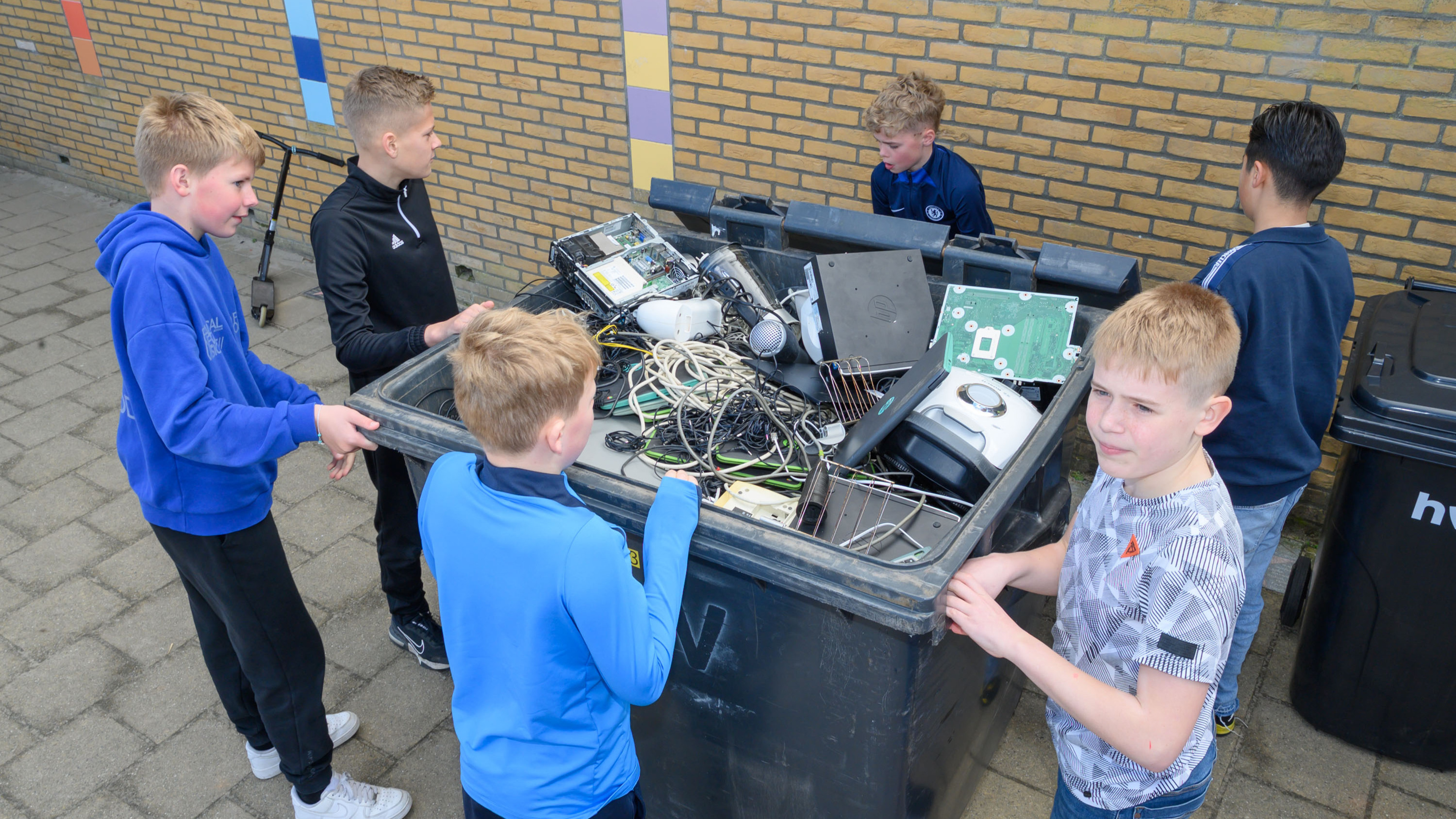 Vrolijke en tegelijk fanatieke scholenstrijd rondom afgedankte apparaten