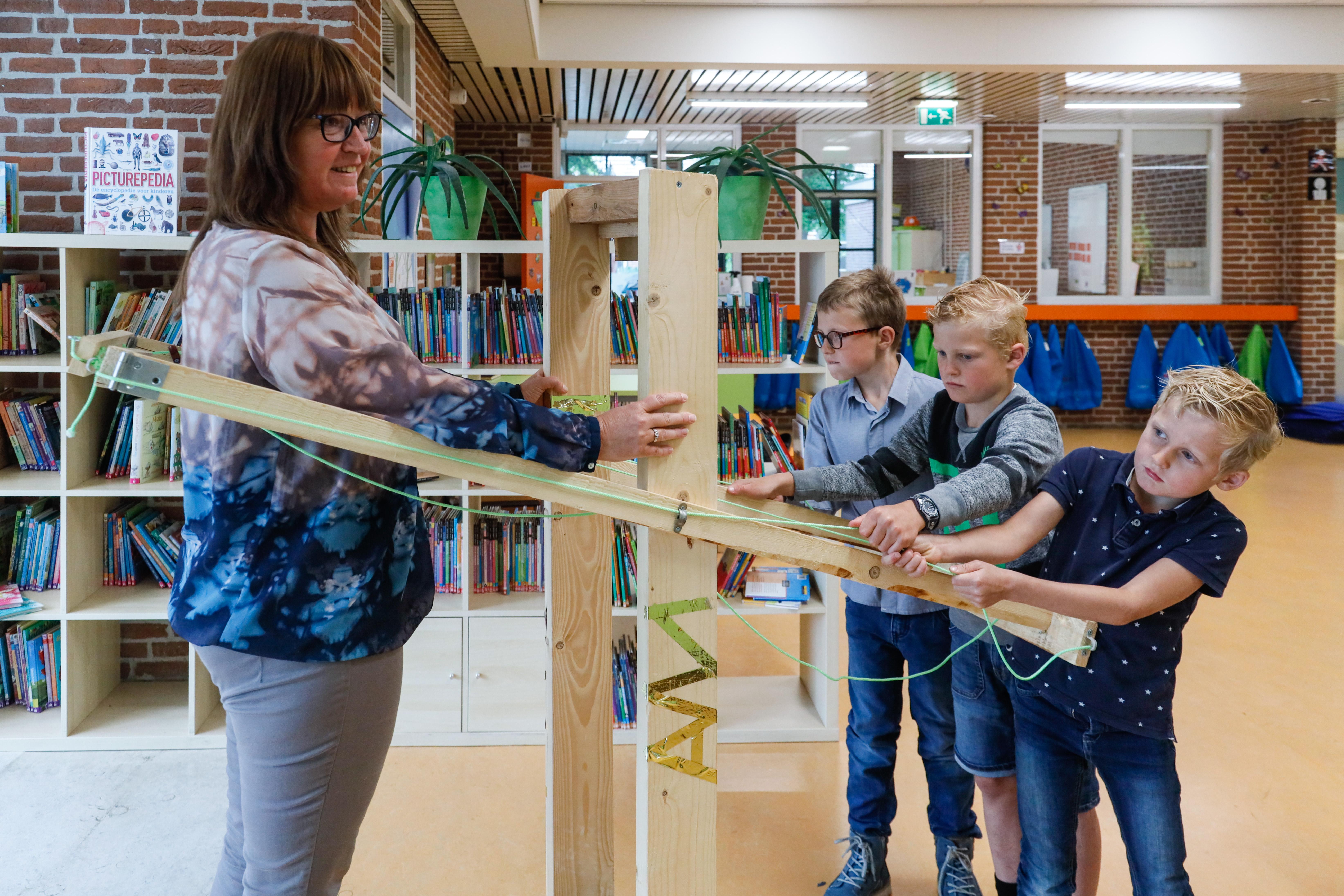 Eindelijk weer knuffelen met juf, van een afstandje