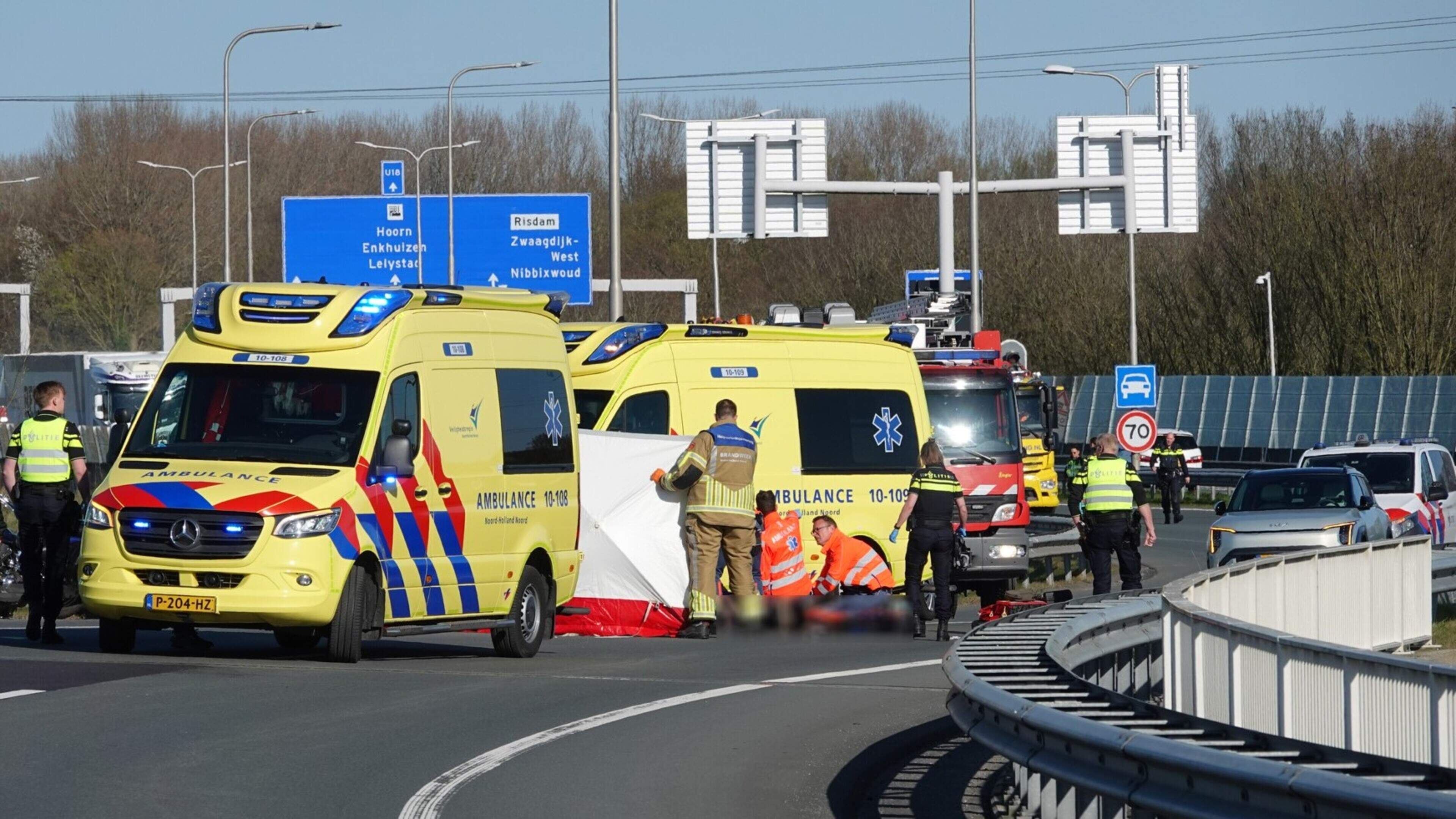 Ernstig ongeval met motorrijder op toerit A7 bij Wognum, weg afgesloten