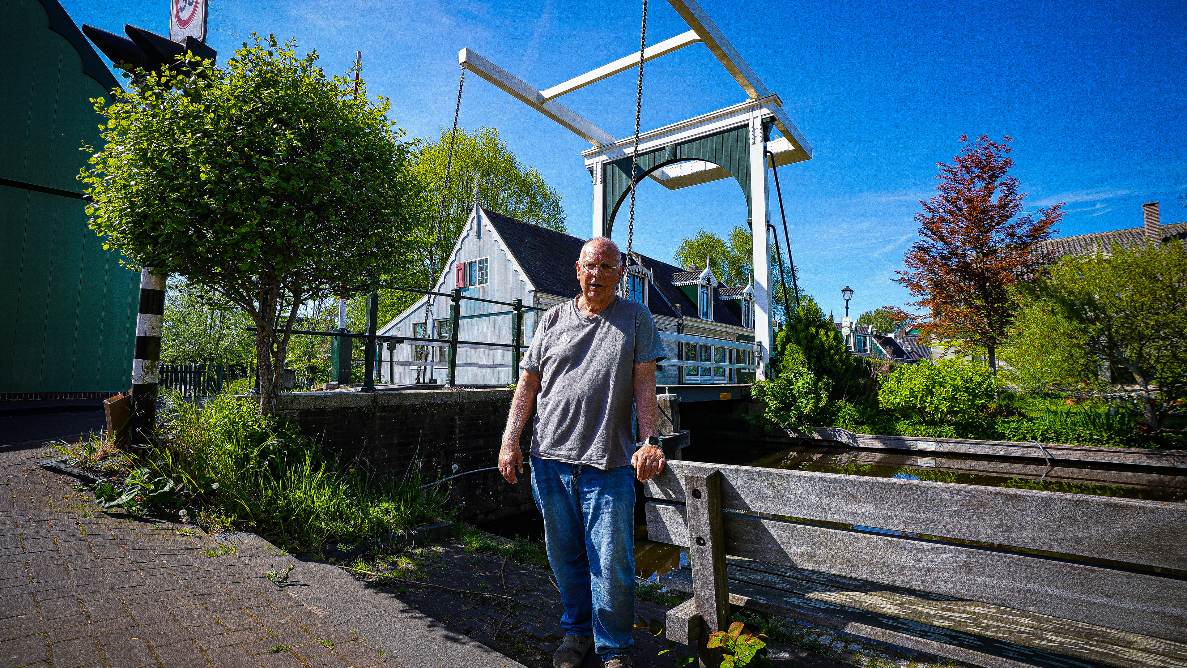 Buurtbewoners nemen bediening Weelbrug in Westzaan over na overlijden bruglegende Trijnie: ’Ik ben g