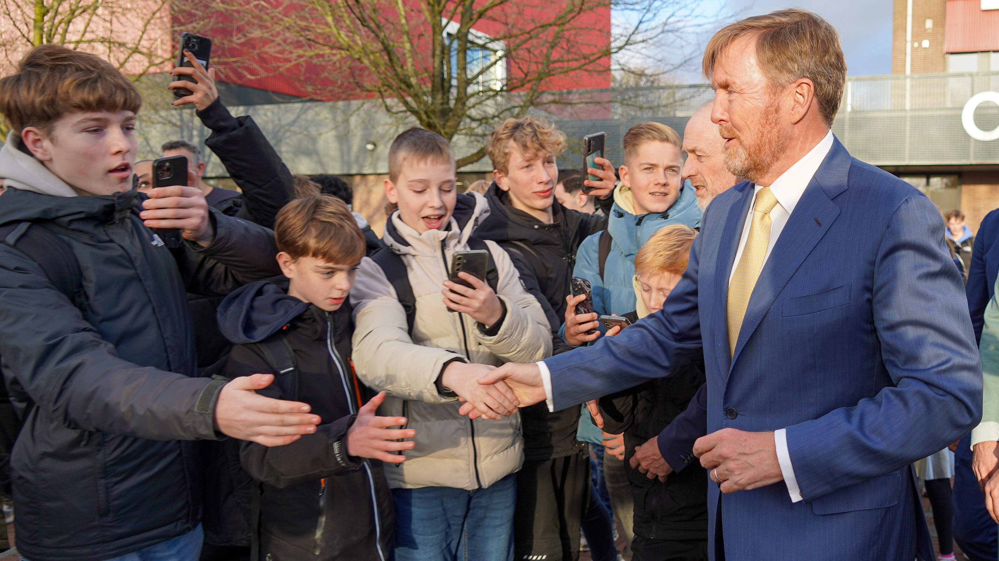 Geruchten en chaos: Koning Willem-Alexander op het Oscar Romero in Hoorn. ’Dit bezoek is een kroon o