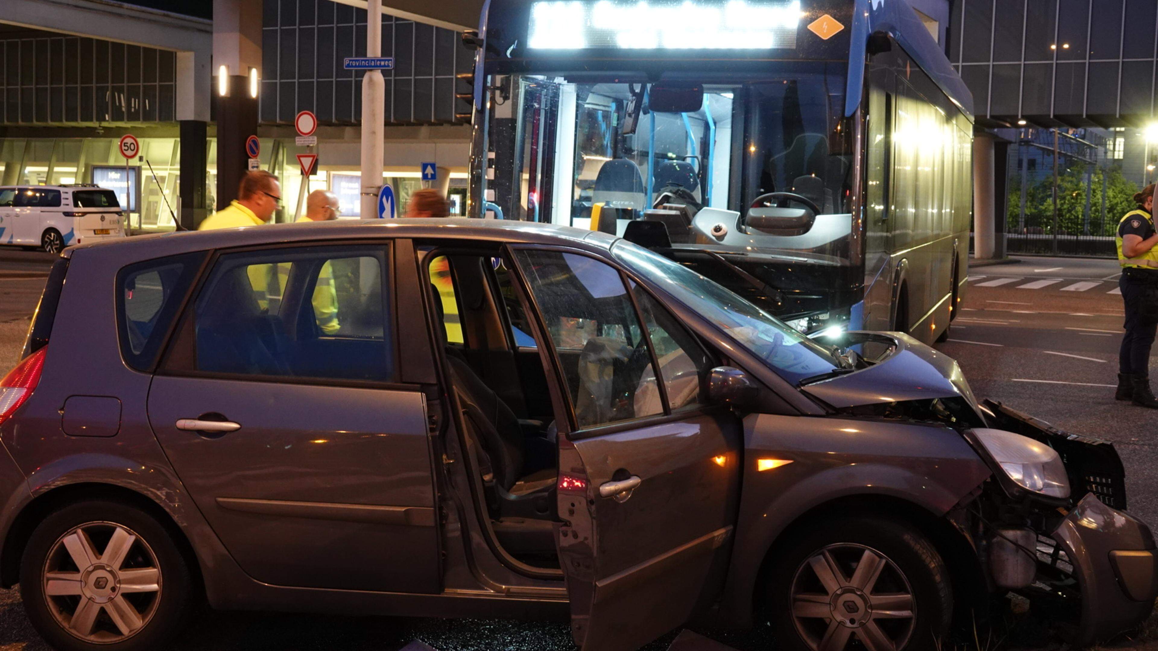 Lijnbus en auto beschadigd door botsing in Zaandam