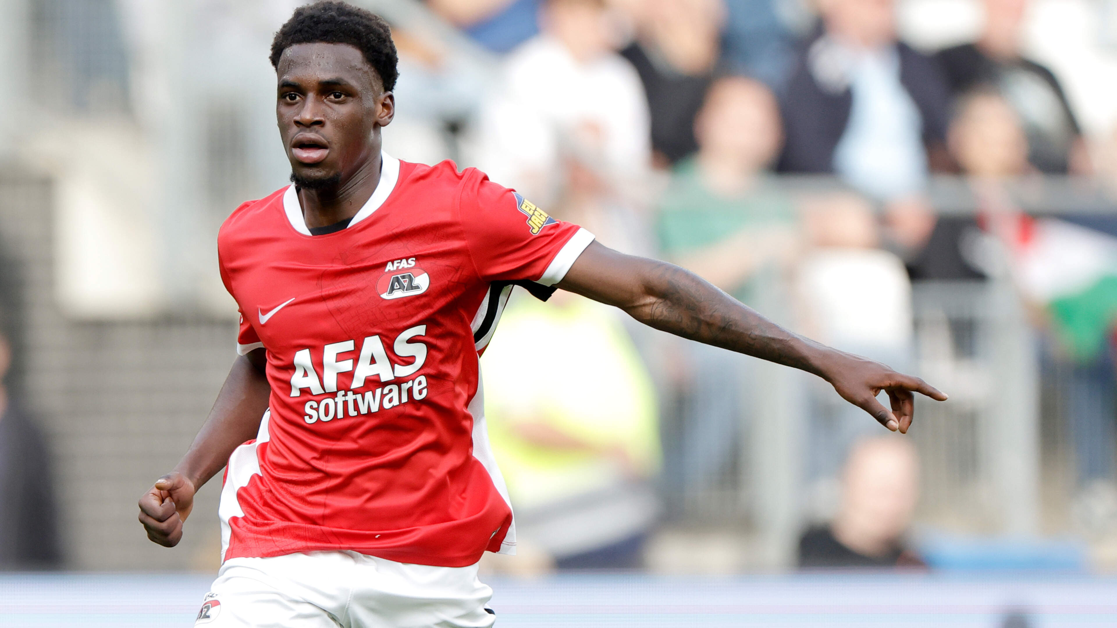 Ernest Poku (21), het gevallen AZ-talent dat opkrabbelde, was te snel voor iedereen. Ook vaak voor z