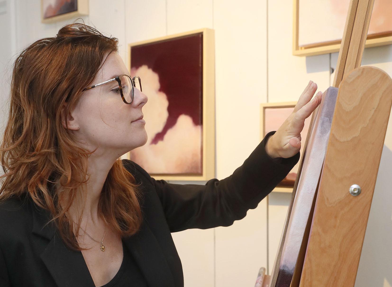Wendy (29) schildert wolken om MS een plek te geven. ’Als ik bezig ben dan vergeet ik alles om me he