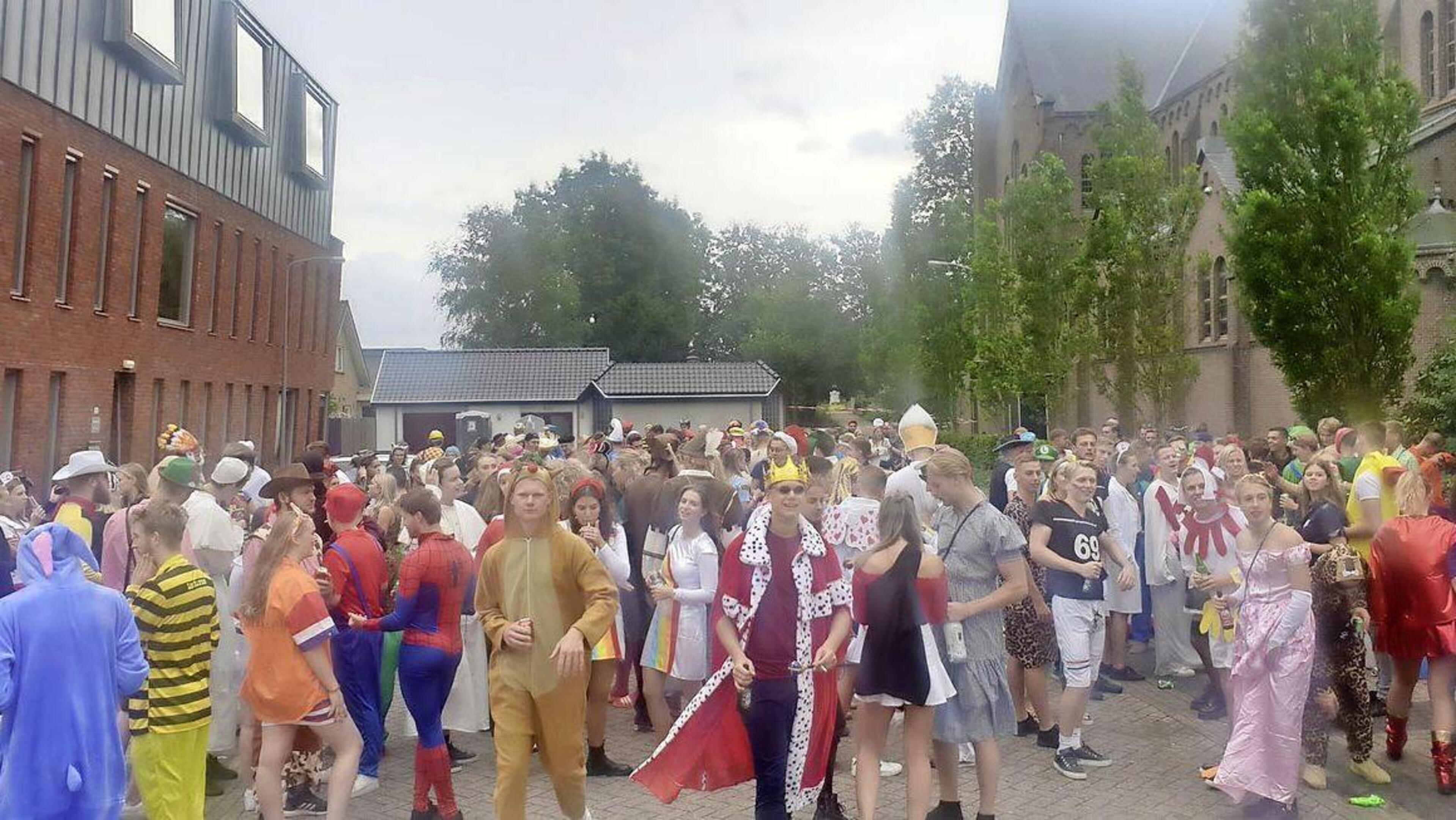 Kermiscafé Hensbroek aast op tentdak voor groots dorpsfeest. ’Wat in Wervershoof is gelukt, dat moet