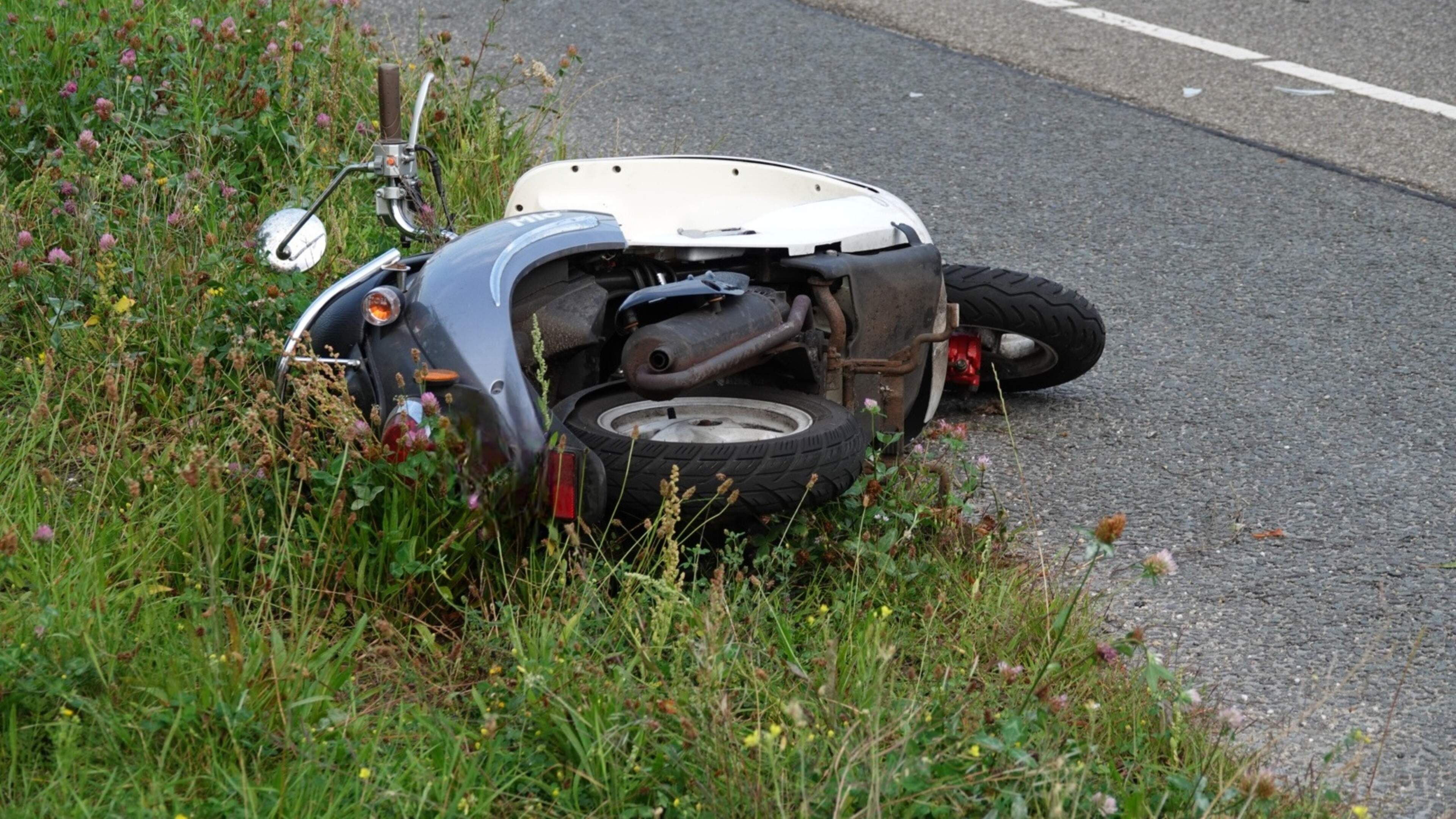 Bromfietser gewond na aanrijding met auto in Westzaan