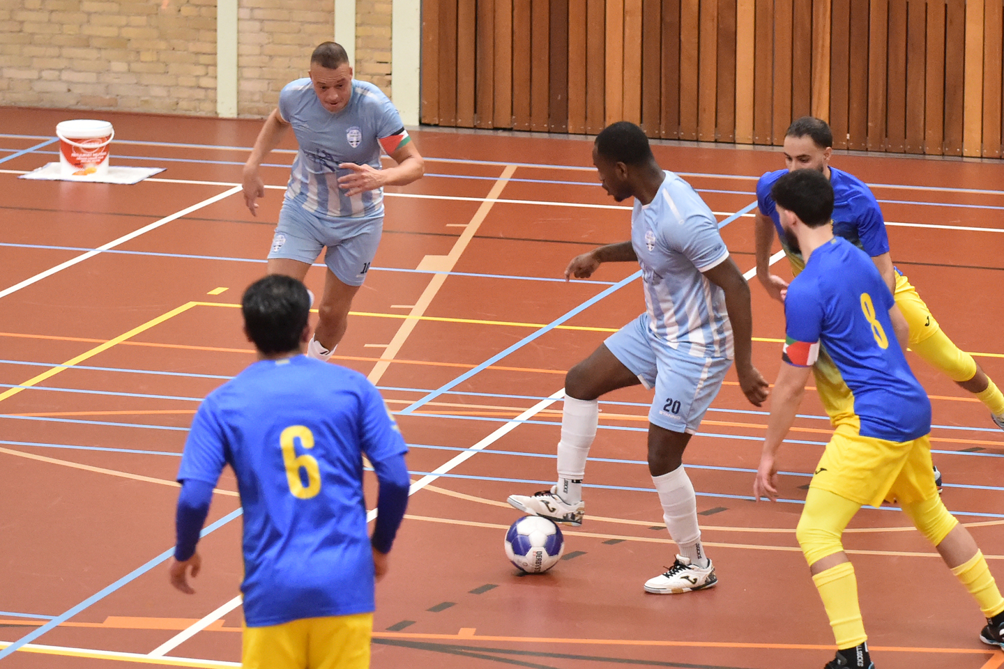 Julion Legito (rechts) en Mouad Ben Chekh kwamen afgelopen seizoen in actie tegen Golden Stars 2, de nieuwe club van veel Zaanstrekers.