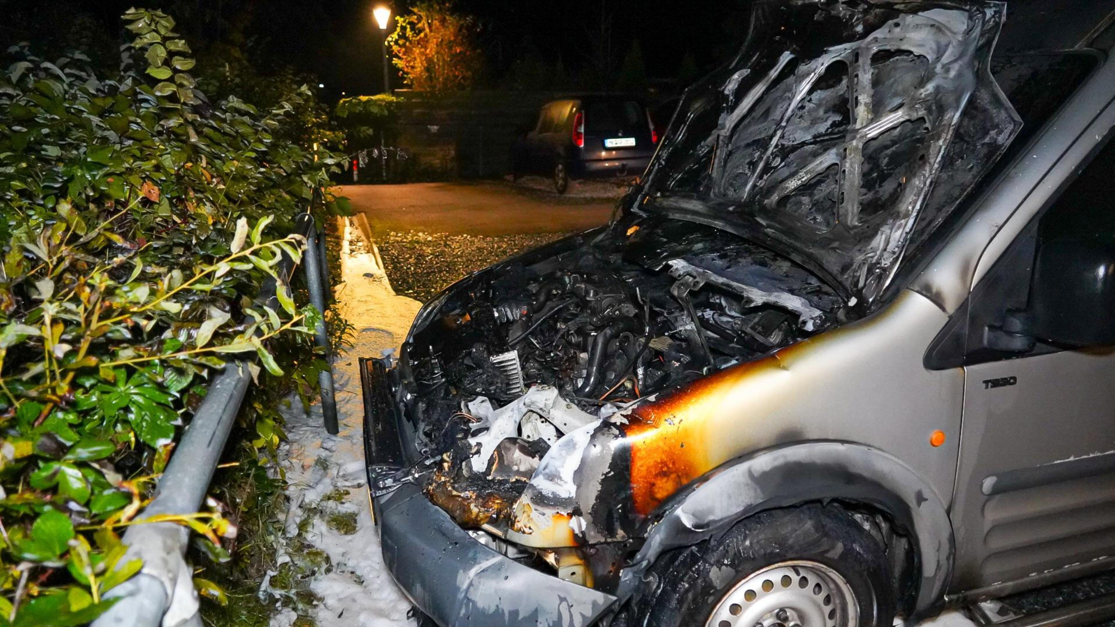 Bestelbusje vliegt in brand op vakantiepark Dirkshorn