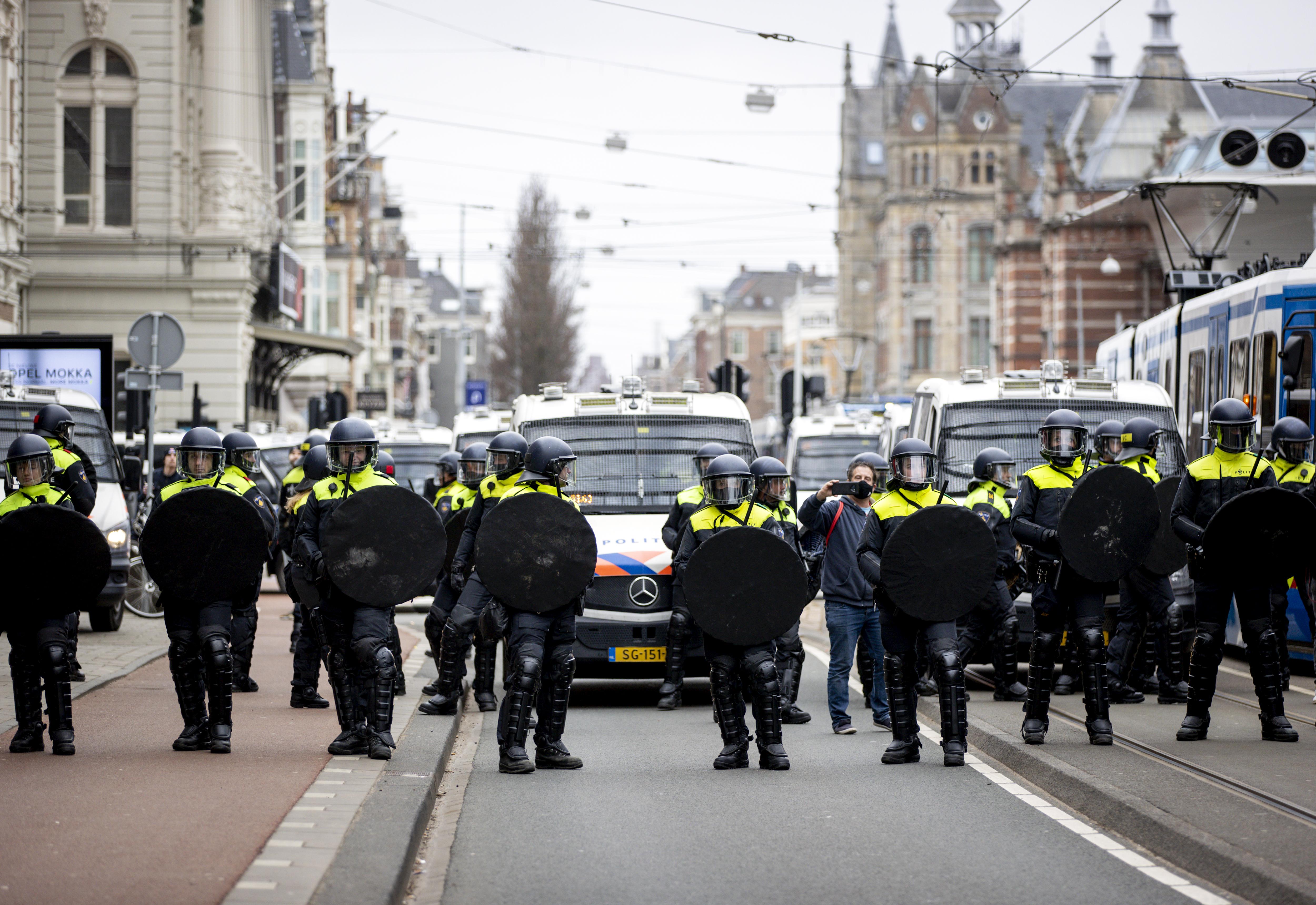 Politie houdt ruim 150 mensen aan tijdens demonstratie Amsterdam