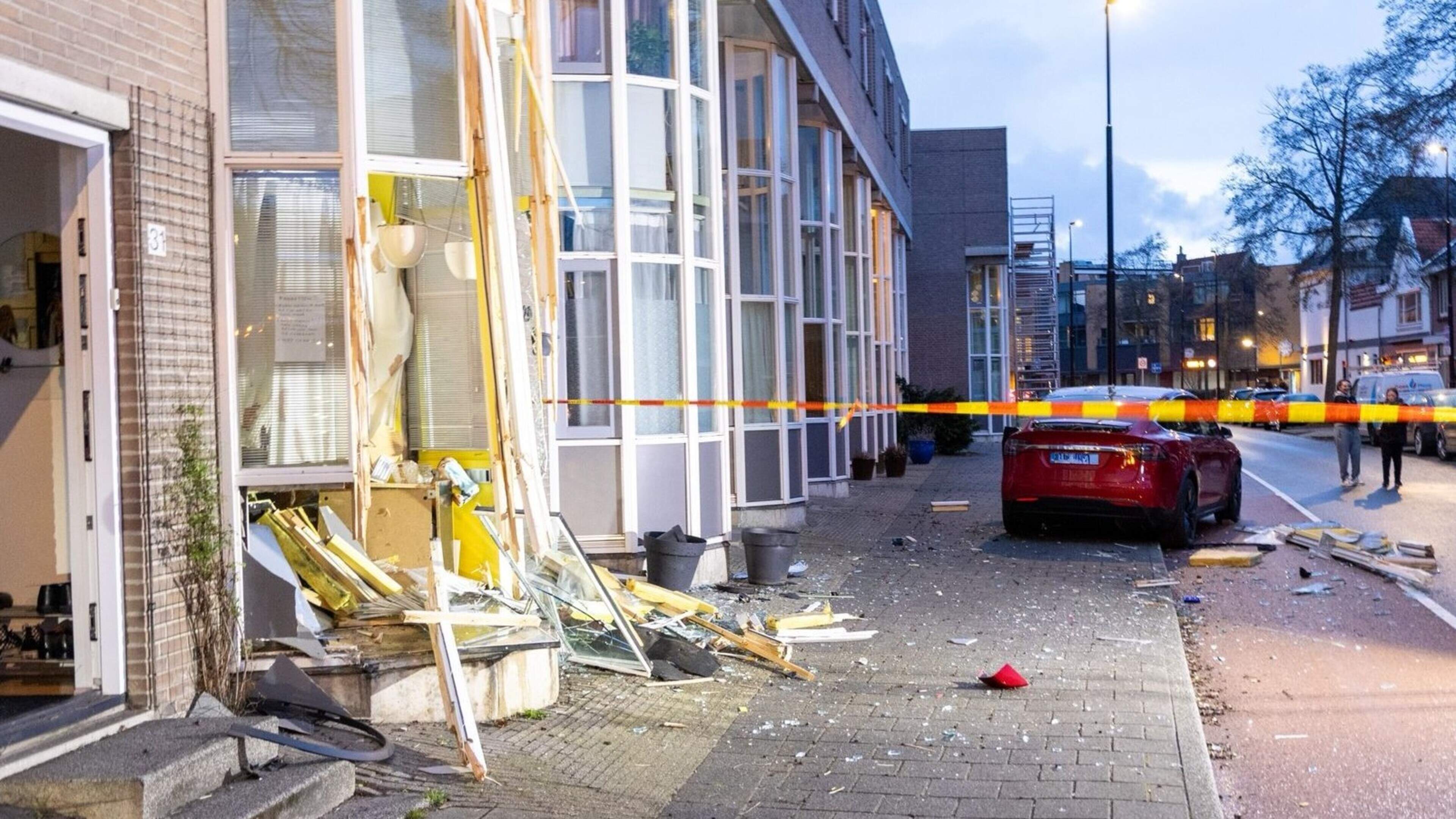 Car crashes into house in Beverwijk, extensive damage