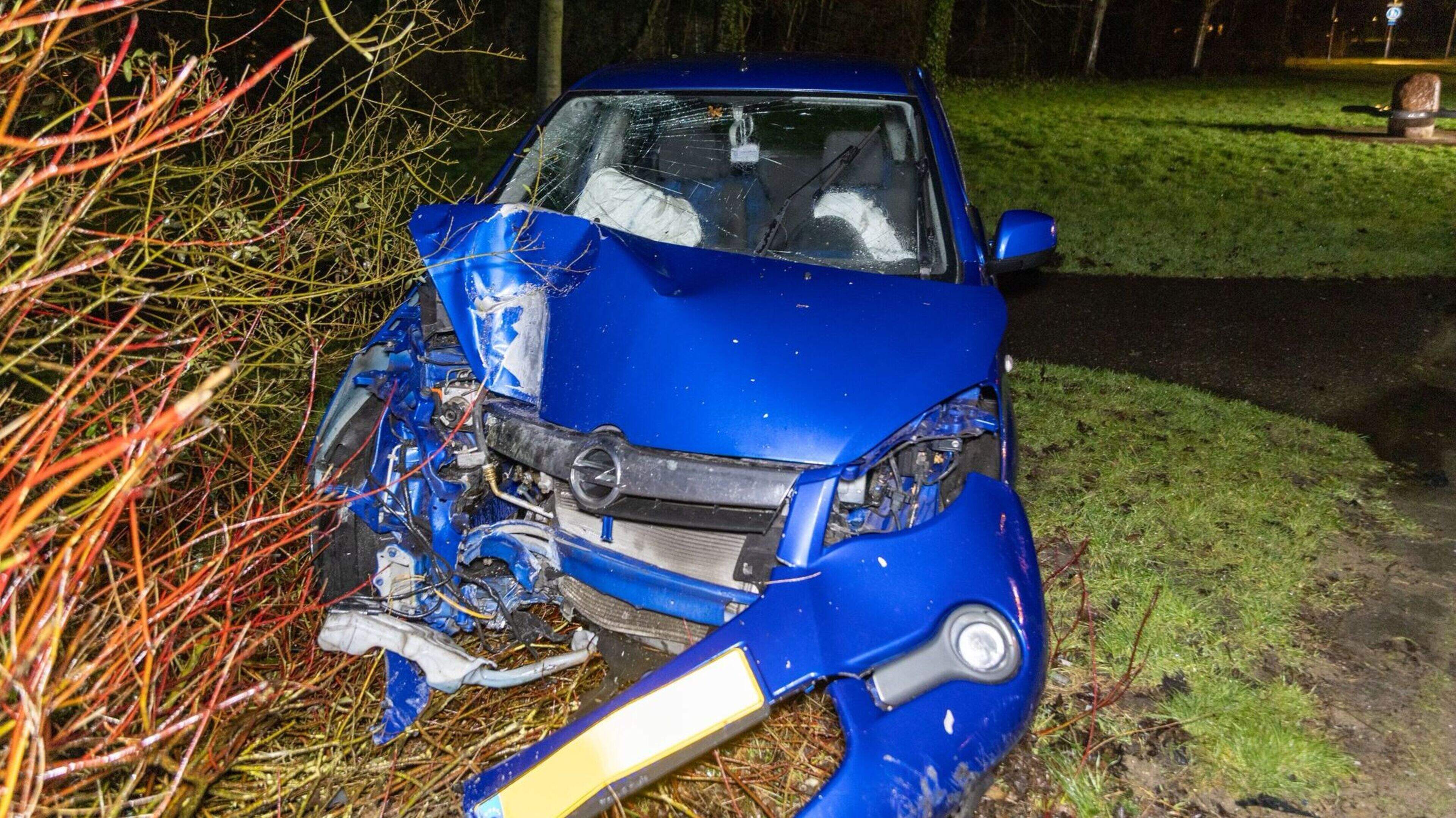 Driver arrested after crashing into lamppost in Heemskerk