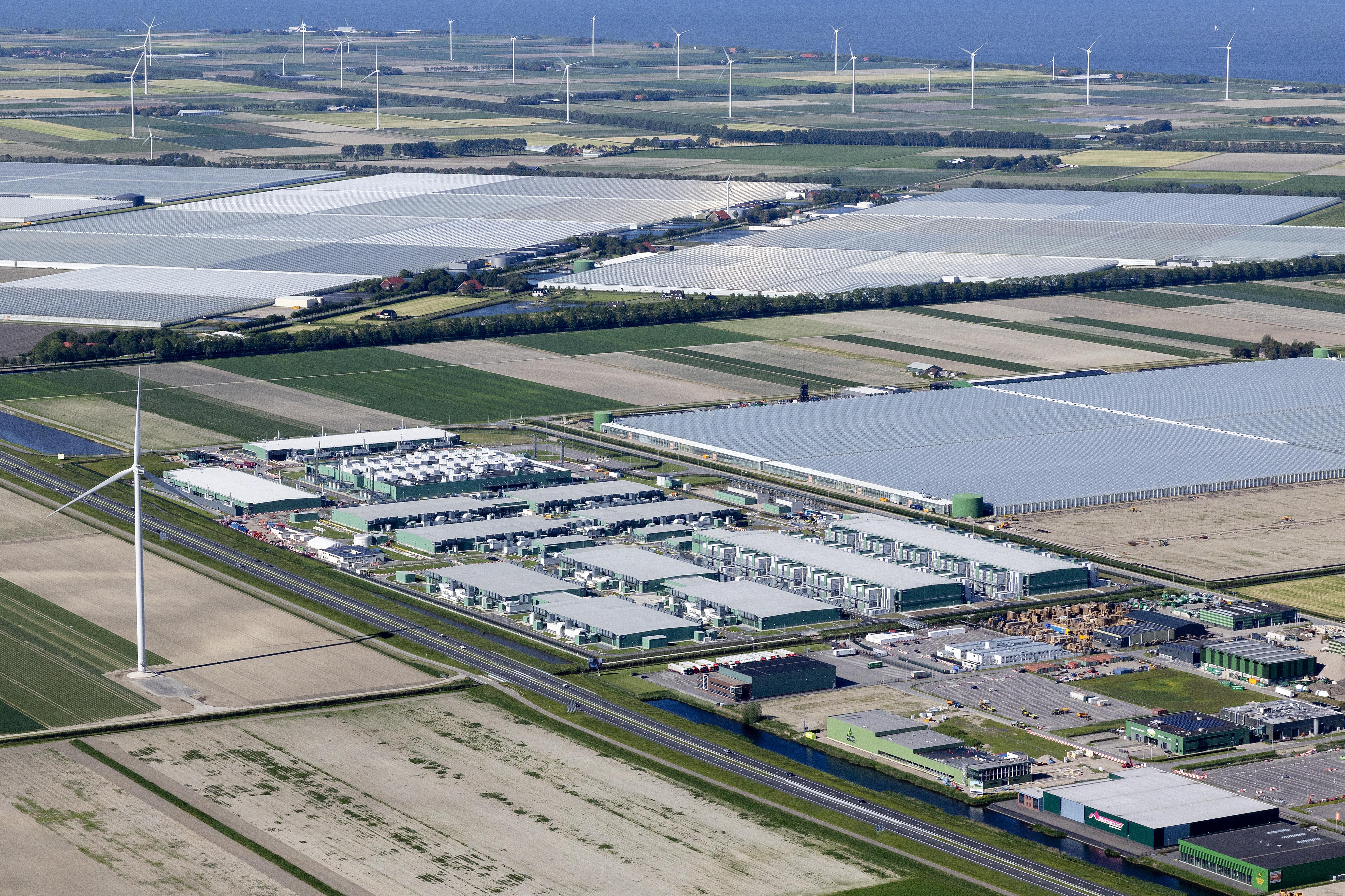 Bedrijvigheid op AgriPort Middenmeer. Als het aan GreenPort ligt komt er ruim 400 hectare glastuinbouw bij.