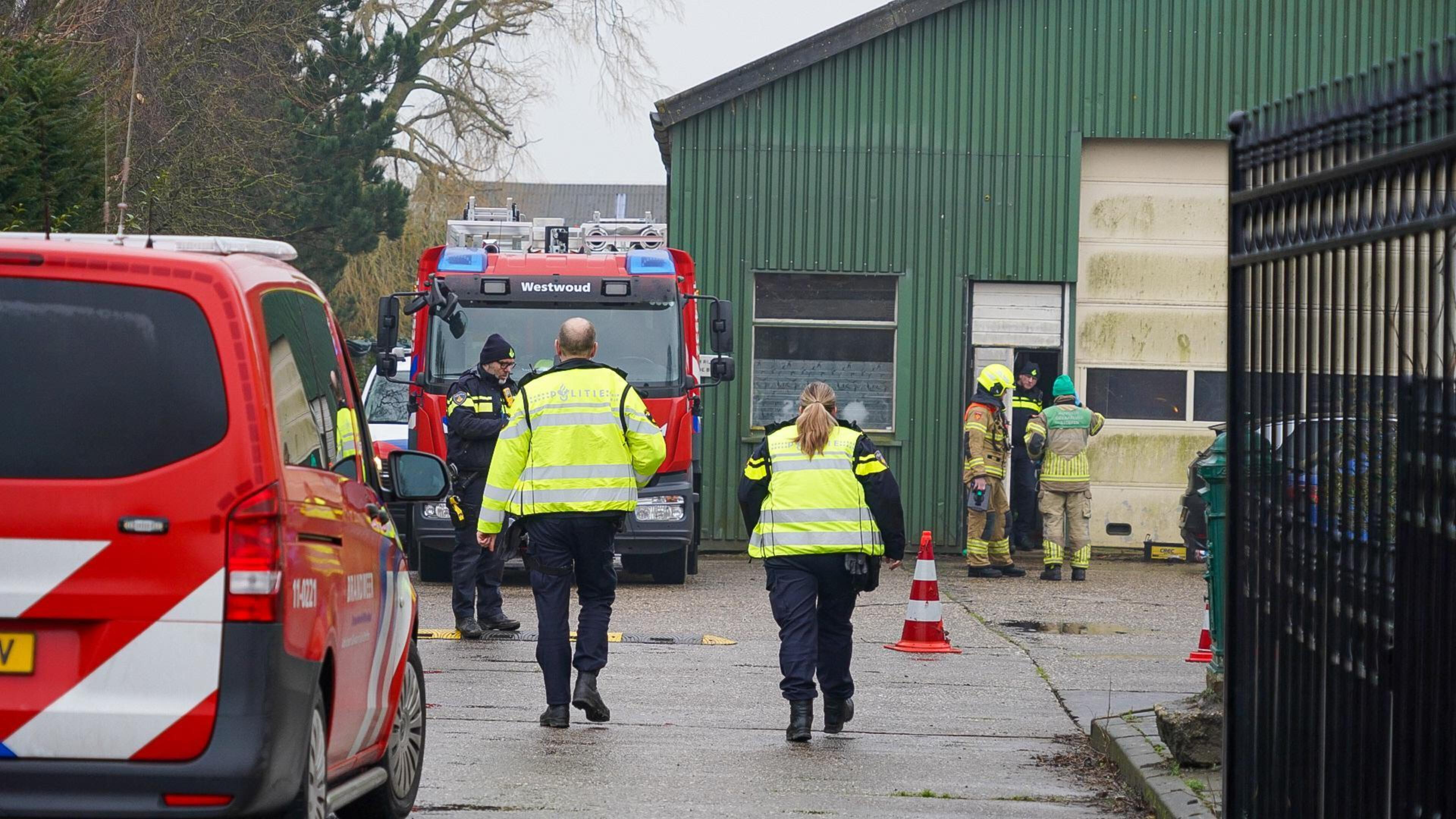 Opnieuw doet politie inval in loods aan de Westerwijzend in Hoogkarspel. Nu voor een drugslab