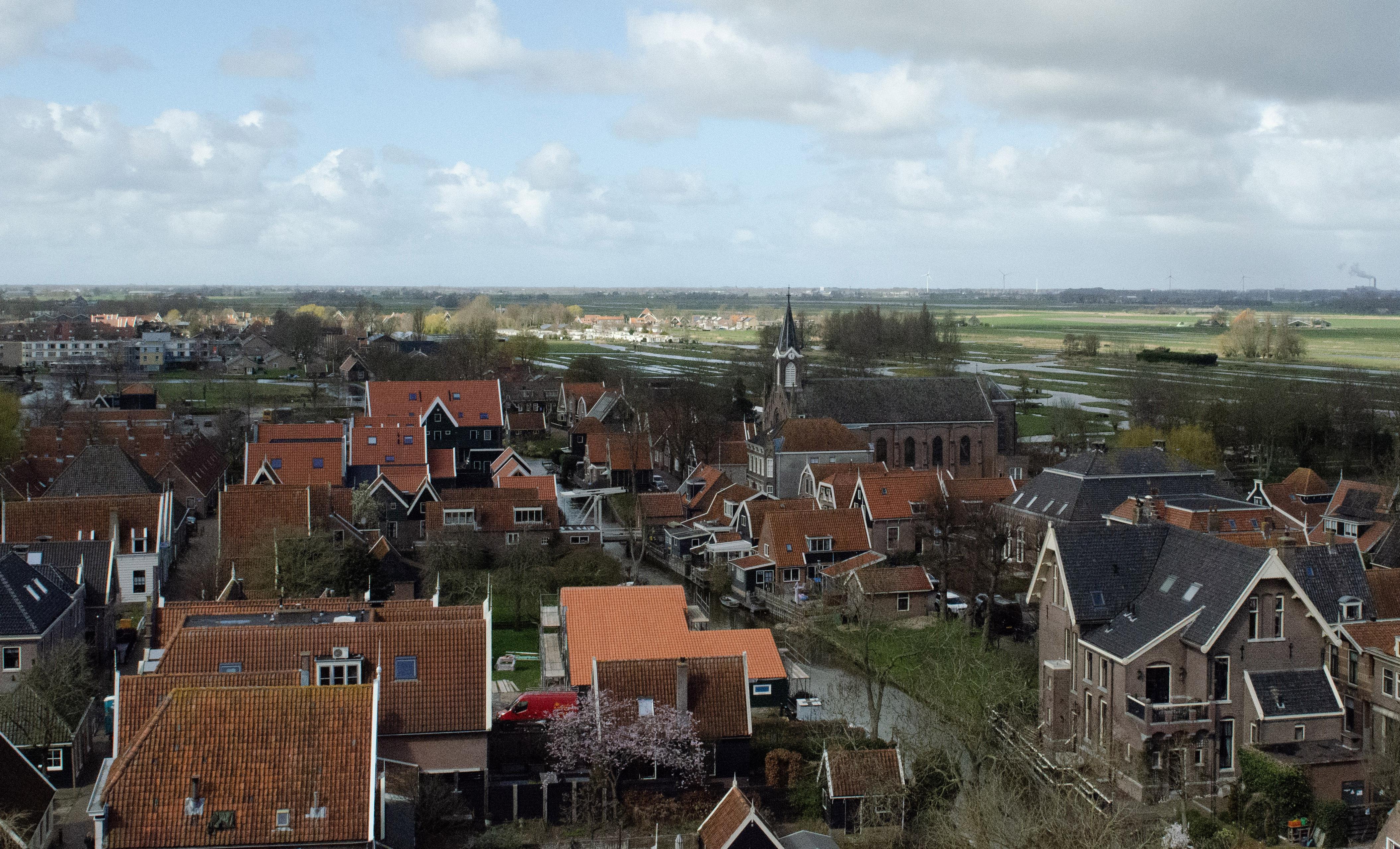 Steile laddertjes in de kerktoren van De Rijp. Dorpelingen willen de torenbeklimming weer toegankeli